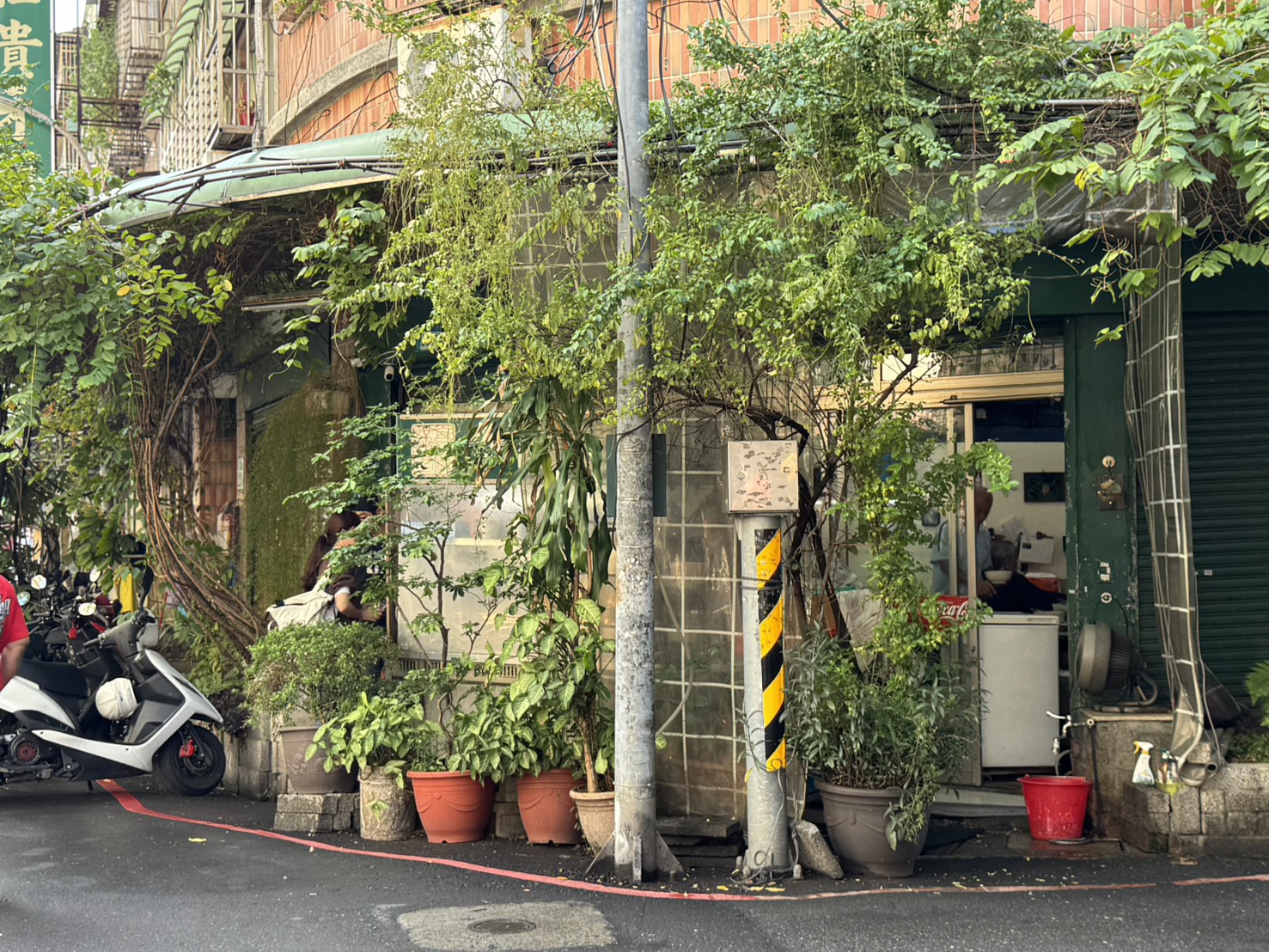 【三重美食】高棚滿座牛肉麵，無招牌百元牛肉麵+銅板價乾麵好吃推薦！(菜單) @趙先生吃飯