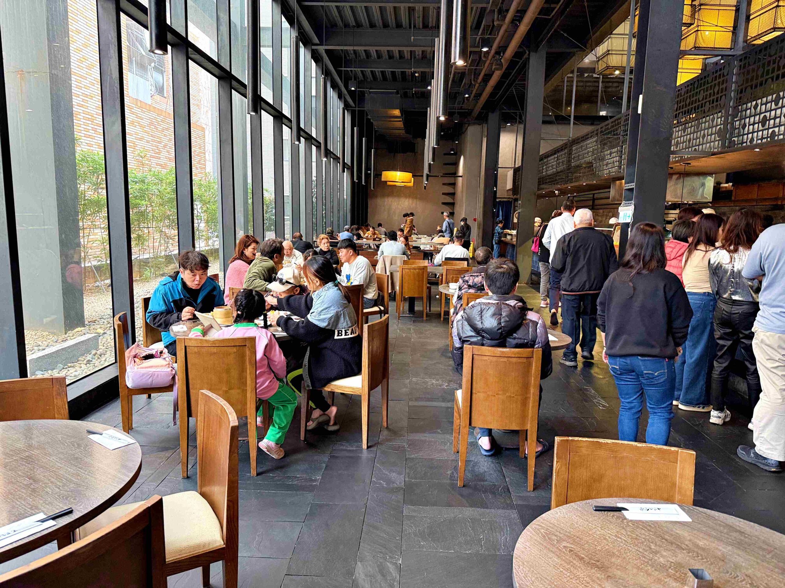 【桃園美食】村民食堂廚窗港點桃園店，便宜好吃高人氣港式飲茶吃到飽推薦 @趙先生吃飯