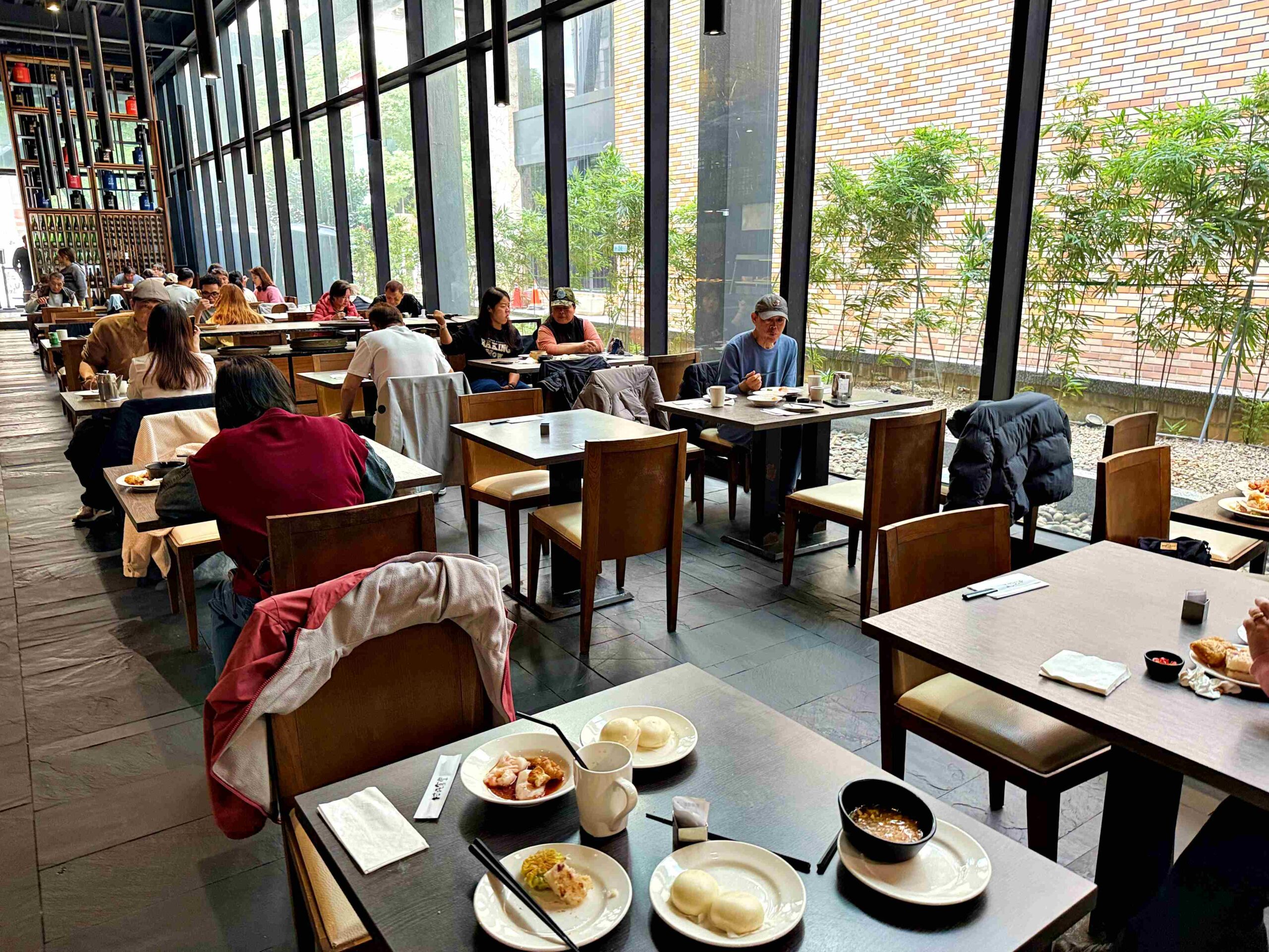 【桃園美食】村民食堂廚窗港點桃園店，便宜好吃高人氣港式飲茶吃到飽推薦 @趙先生吃飯