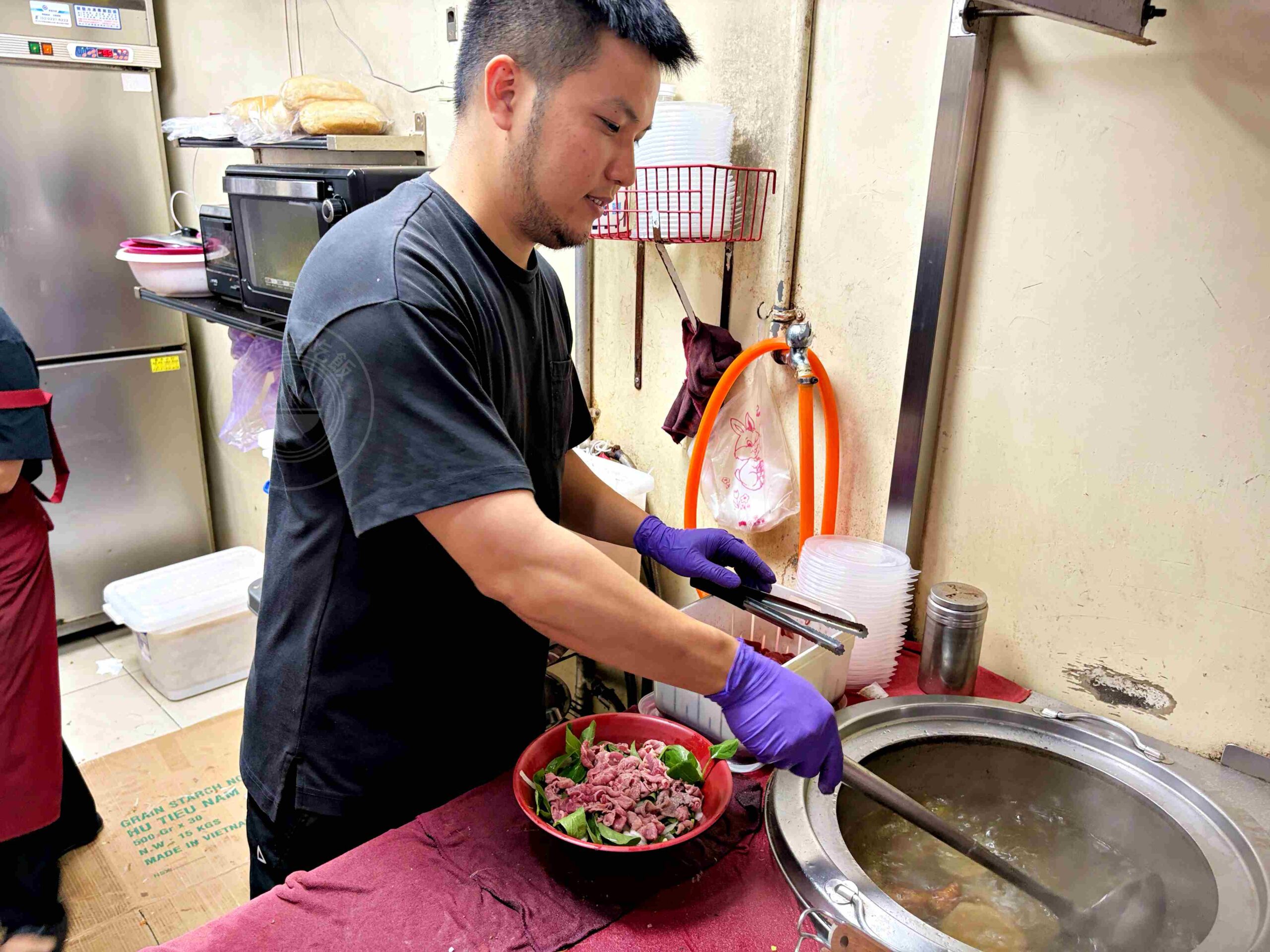 【板橋美食推薦】阿準越南料理，肉量多到蓋住河粉，開門就爆滿，超好吃實在推薦(菜單) @趙先生吃飯