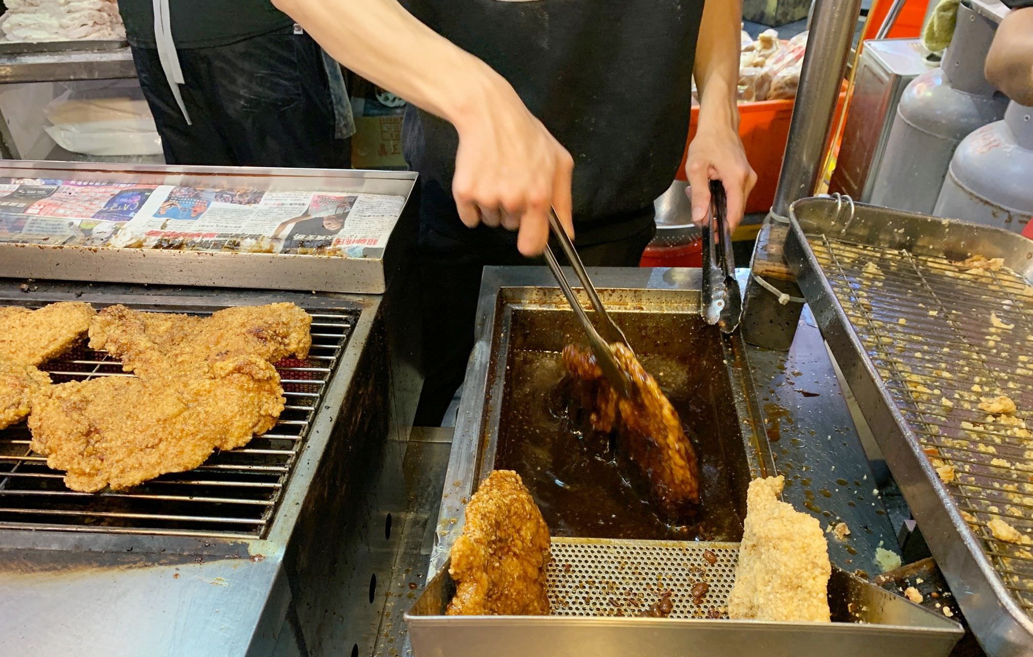 【士林夜市美食】家鄉碳烤雞排士林店，先炸後烤多汁雞排完勝豪大大推薦(菜單) @趙先生吃飯