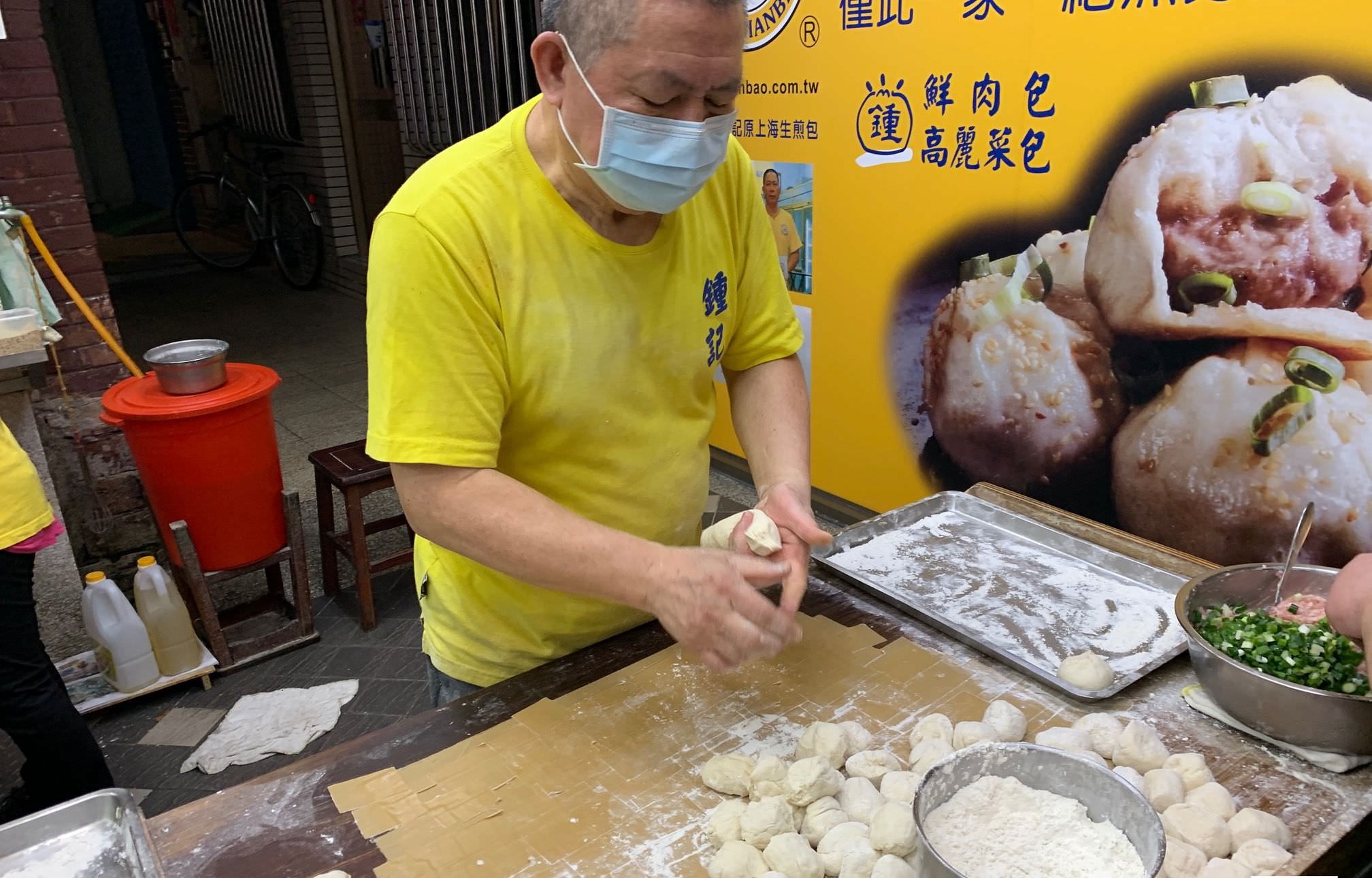 【士林夜市美食】鍾家原上海生煎包，米其林，現包現煎口感超無敵推薦(菜單) @趙先生吃飯