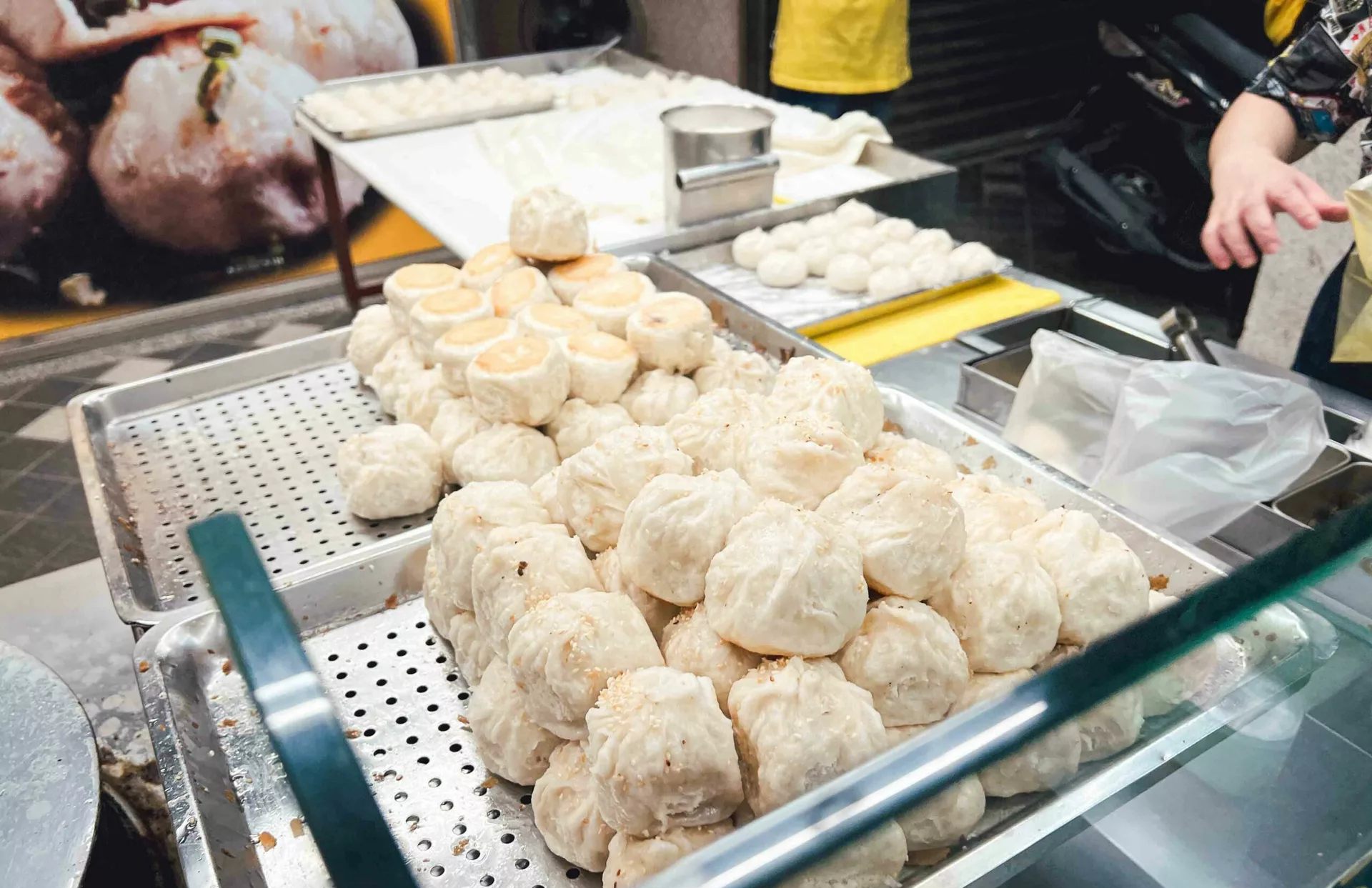 【士林夜市美食】鍾家原上海生煎包，米其林，現包現煎口感超無敵推薦(菜單) @趙先生吃飯