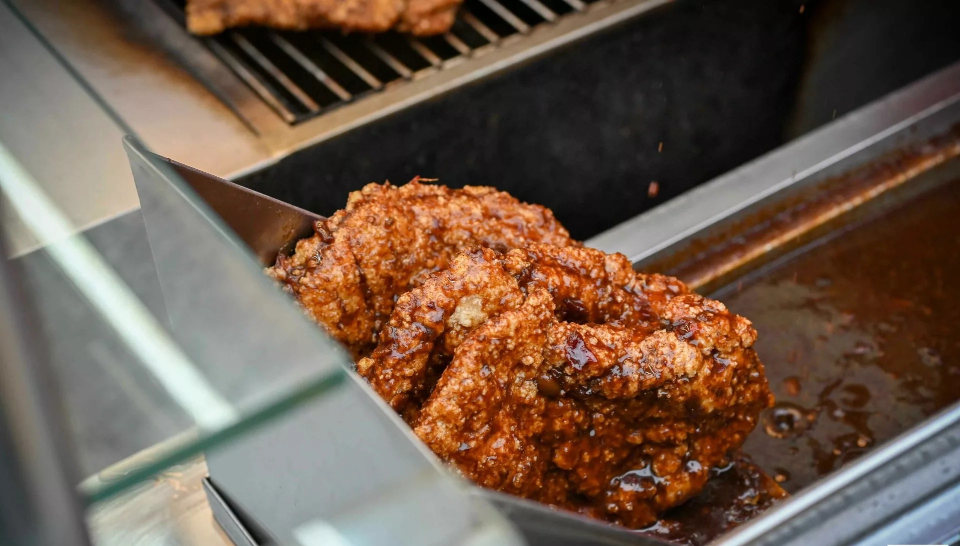 【士林夜市美食】家鄉碳烤雞排士林店，先炸後烤多汁雞排完勝豪大大推薦(菜單) @趙先生吃飯