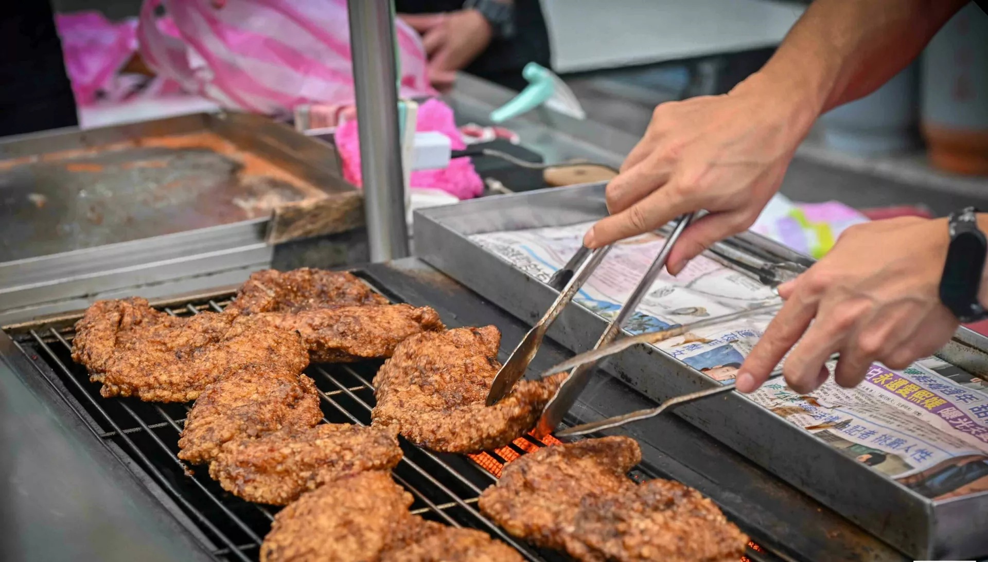 【士林夜市美食】家鄉碳烤雞排士林店，先炸後烤多汁雞排完勝豪大大推薦(菜單) @趙先生吃飯