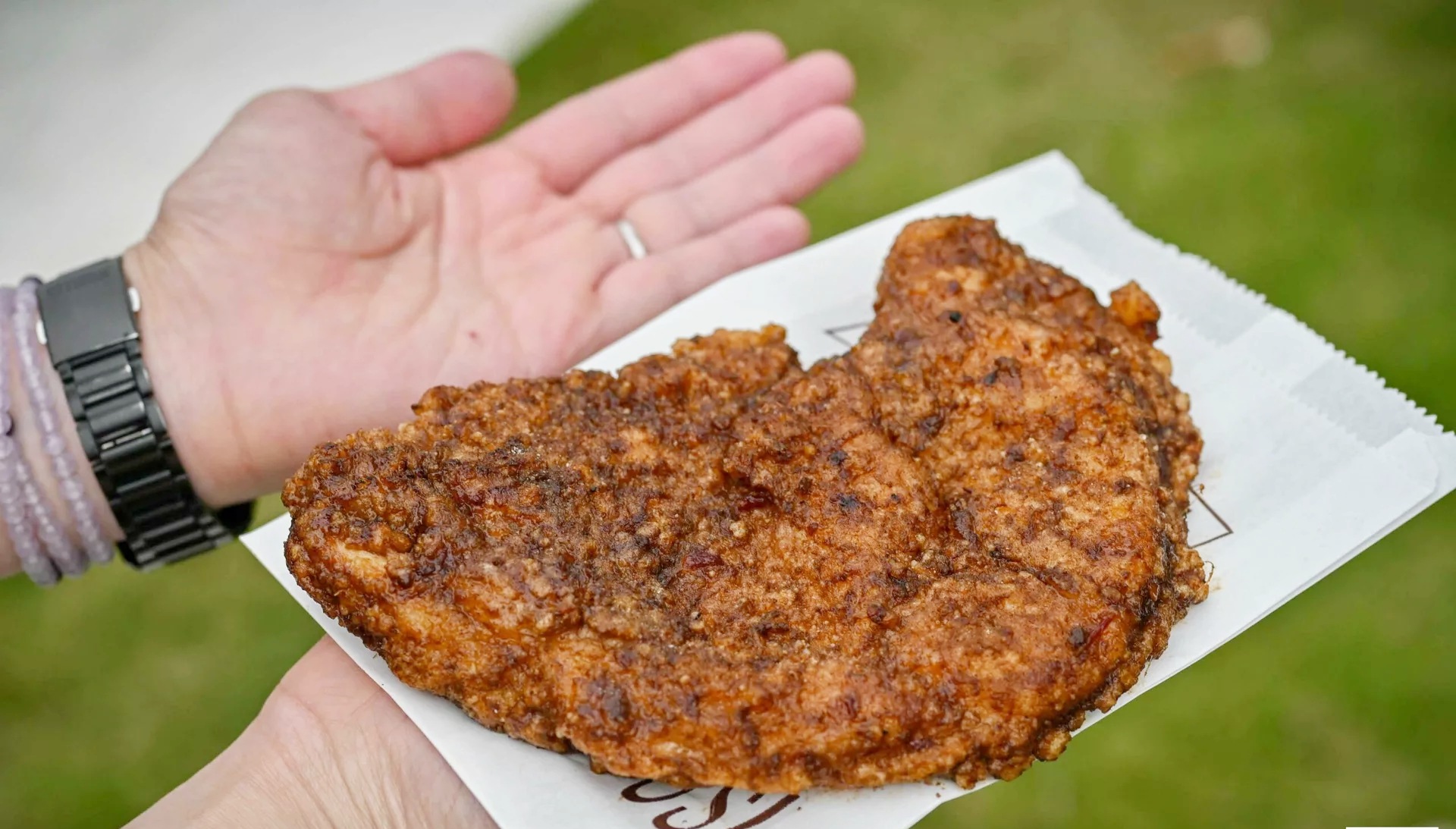 【士林夜市美食】家鄉碳烤雞排士林店，先炸後烤多汁雞排完勝豪大大推薦(菜單) @趙先生吃飯