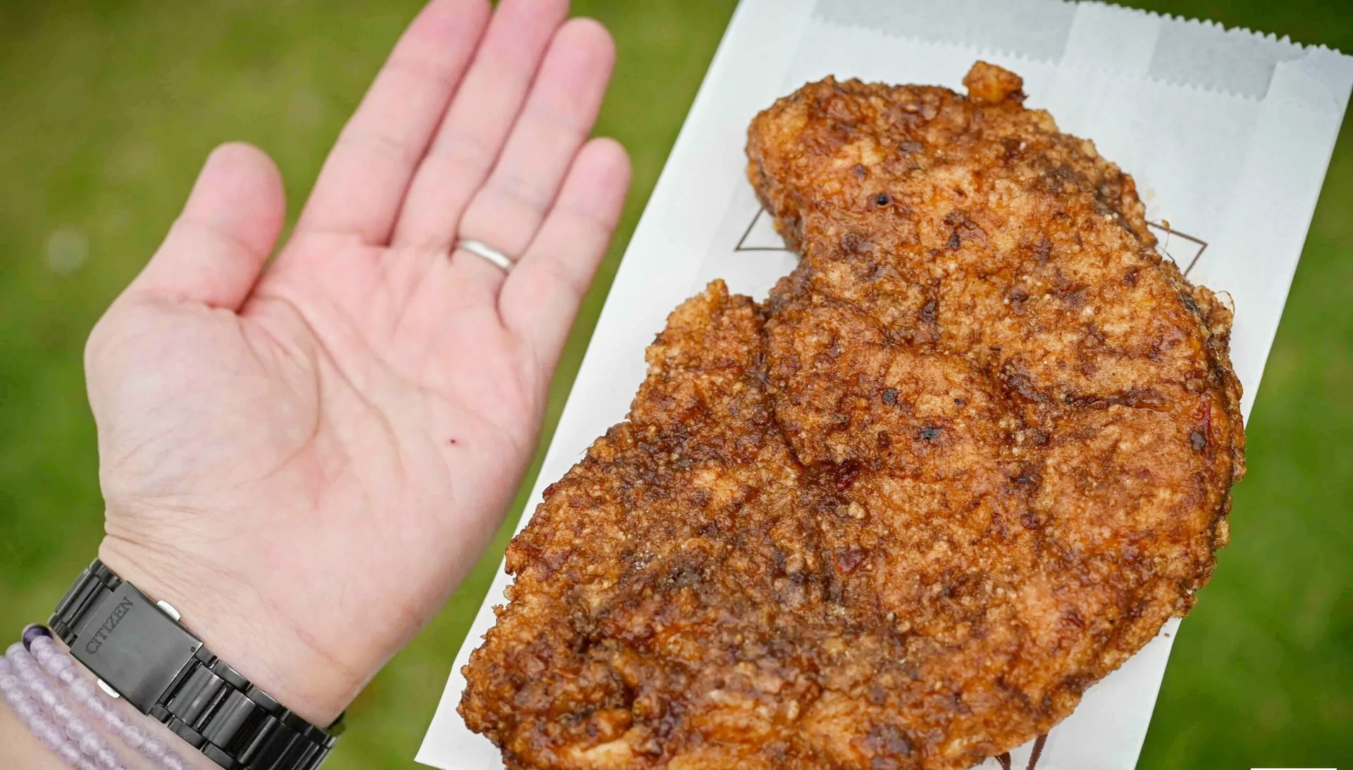 【士林夜市美食】家鄉碳烤雞排士林店，先炸後烤多汁雞排完勝豪大大推薦(菜單) @趙先生吃飯