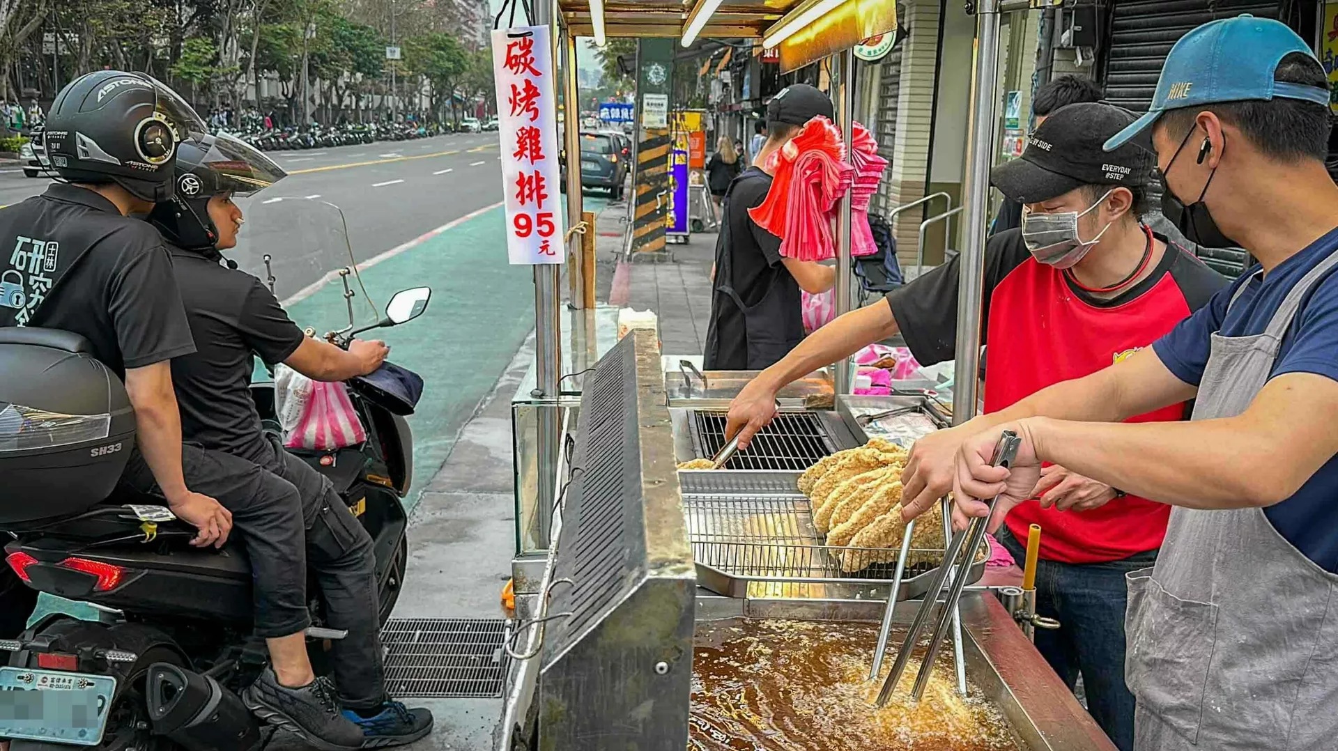 【士林夜市美食】家鄉碳烤雞排士林店，先炸後烤多汁雞排完勝豪大大推薦(菜單) @趙先生吃飯