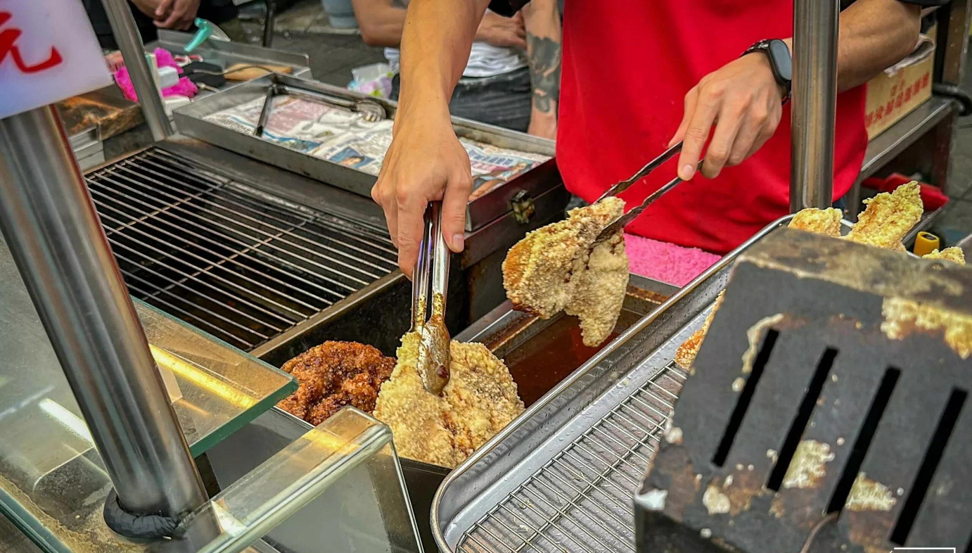 【士林夜市美食】家鄉碳烤雞排士林店，先炸後烤多汁雞排完勝豪大大推薦(菜單) @趙先生吃飯