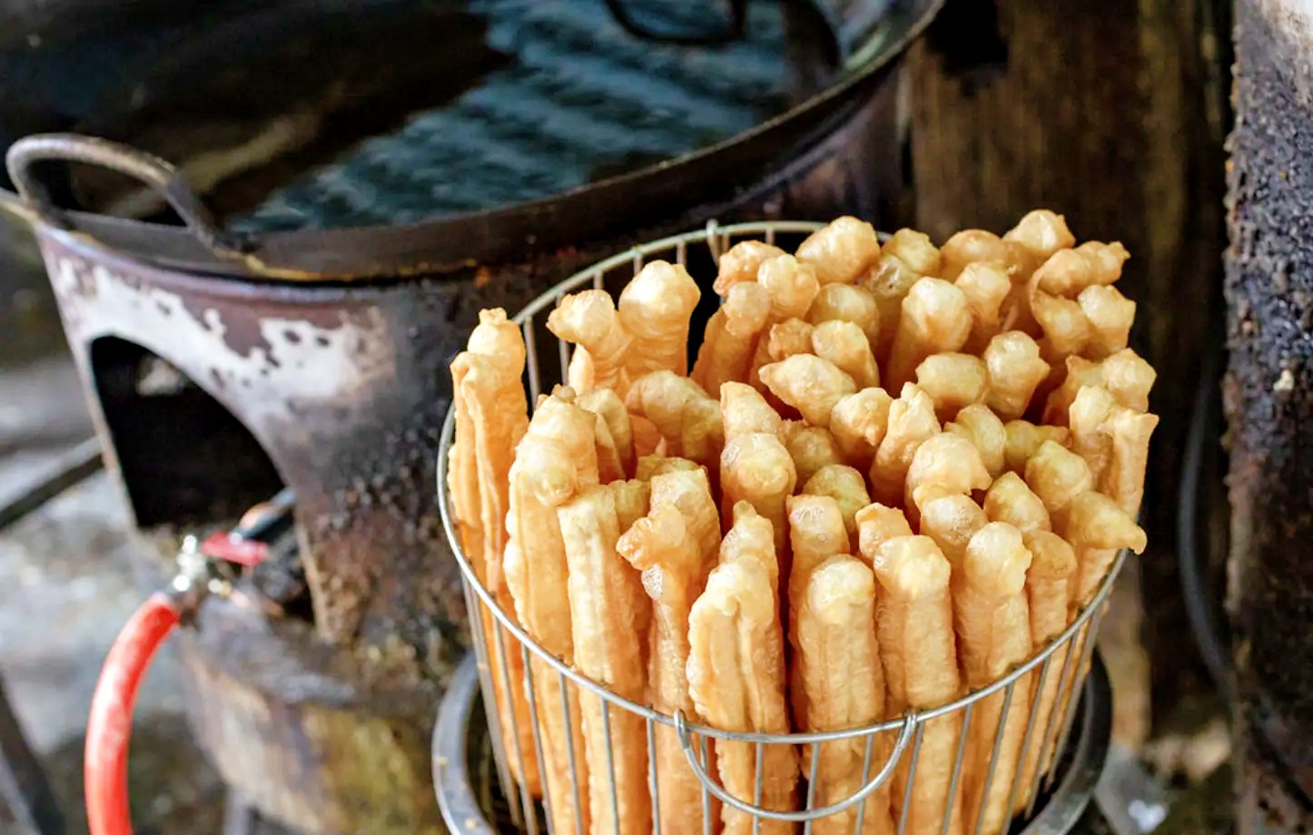 【龍山寺美食】原西園橋下燒餅油條，一套只要30元太佛心，現做酥脆口感推薦(菜單) @趙先生吃飯