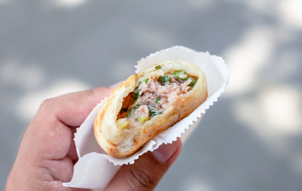 【東門美食】青島豆漿店，爐火炭烤早餐，肉餅、燒餅、韭菜盒噴汁真的厲害(菜單) @趙先生吃飯