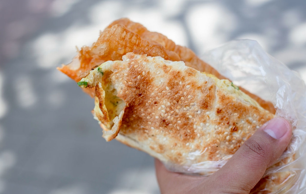 【東門美食】青島豆漿店，爐火炭烤早餐，肉餅、燒餅、韭菜盒噴汁真的厲害(菜單) @趙先生吃飯