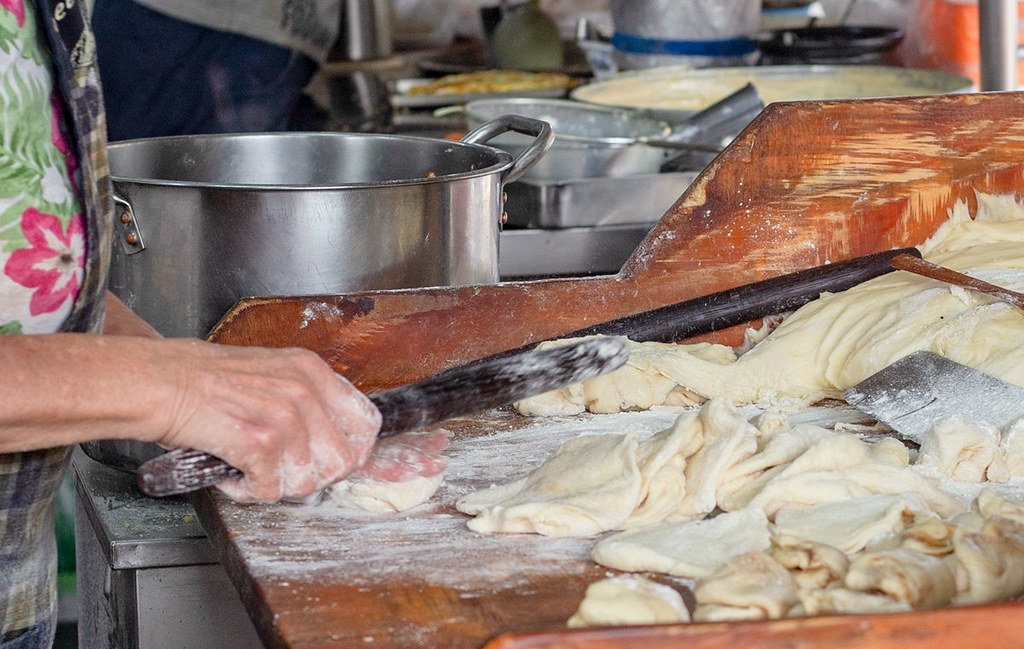【東門美食】青島豆漿店，爐火炭烤早餐，肉餅、燒餅、韭菜盒噴汁真的厲害(菜單) @趙先生吃飯