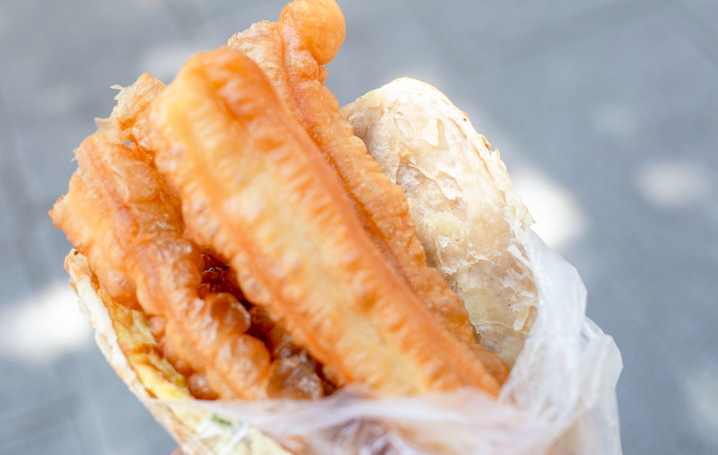 【東門美食】青島豆漿店，爐火炭烤早餐，肉餅、燒餅、韭菜盒噴汁真的厲害(菜單) @趙先生吃飯