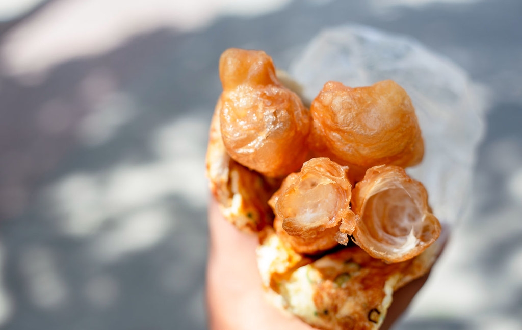 【東門美食】青島豆漿店，爐火炭烤早餐，肉餅、燒餅、韭菜盒噴汁真的厲害(菜單) @趙先生吃飯