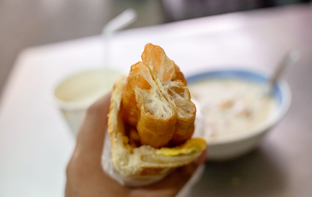 【龍山寺美食】原西園橋下燒餅油條，一套只要30元太佛心，現做酥脆口感推薦(菜單) @趙先生吃飯