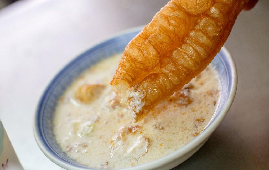 【龍山寺美食】原西園橋下燒餅油條，一套只要30元太佛心，現做酥脆口感推薦(菜單) @趙先生吃飯