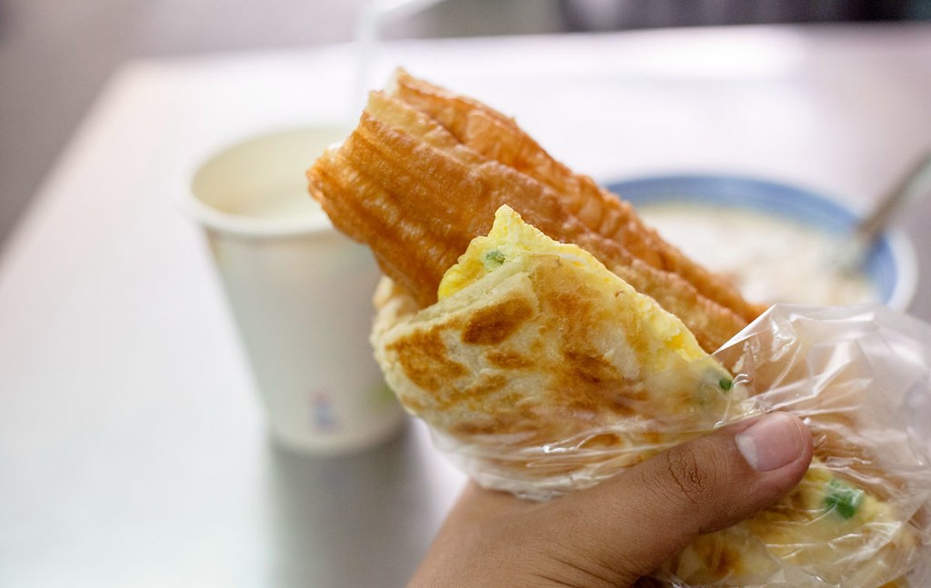 【龍山寺美食】原西園橋下燒餅油條，一套只要30元太佛心，現做酥脆口感推薦(菜單) @趙先生吃飯