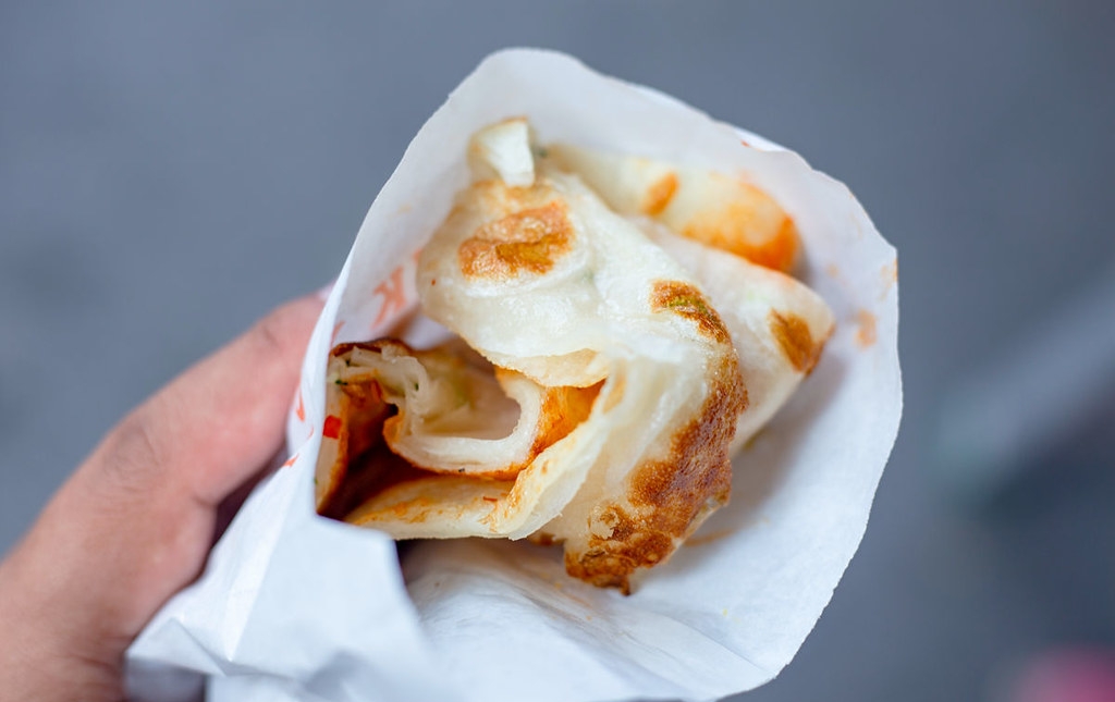 【三重美食】陳記蔥油餅，一份20元，現桿現煎，酥脆不油膩超好吃又便宜蔥油餅推薦(菜單) @趙先生吃飯