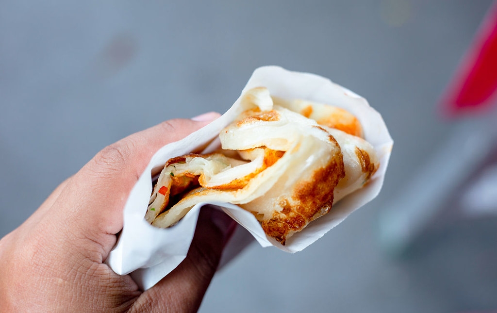 【三重美食】陳記蔥油餅，一份20元，現桿現煎，酥脆不油膩超好吃又便宜蔥油餅推薦(菜單) @趙先生吃飯