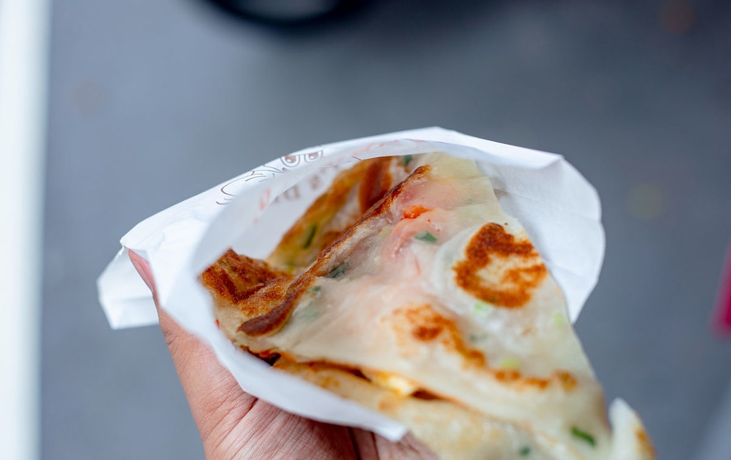 【三重美食】陳記蔥油餅，一份20元，現桿現煎，酥脆不油膩超好吃又便宜蔥油餅推薦(菜單) @趙先生吃飯