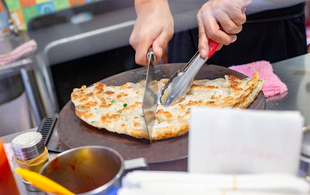 【三重美食】陳記蔥油餅，一份20元，現桿現煎，酥脆不油膩超好吃又便宜蔥油餅推薦(菜單) @趙先生吃飯