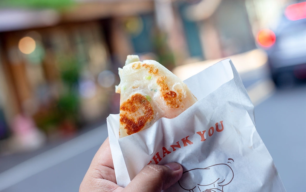 【三重美食】陳記蔥油餅，一份20元，現桿現煎，酥脆不油膩超好吃又便宜蔥油餅推薦(菜單) @趙先生吃飯