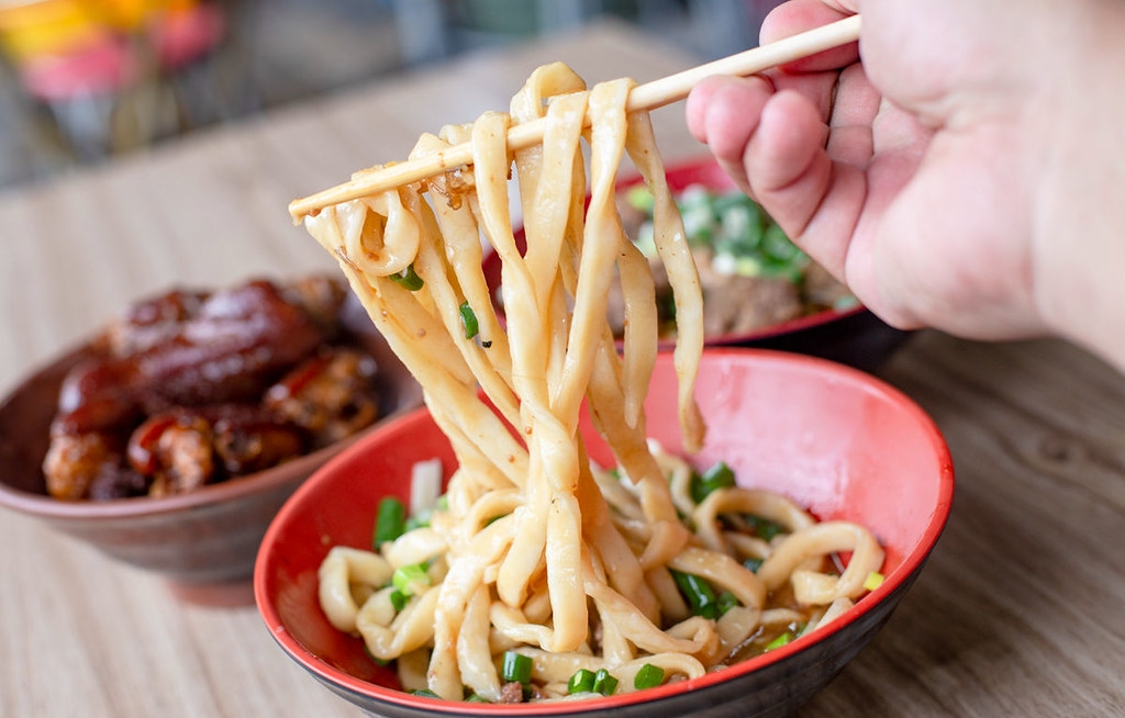 【大安站美食】江蘇老趙刀切麵，在地人從小吃到大手桿麵條嚼勁十足推薦(菜單) @趙先生吃飯