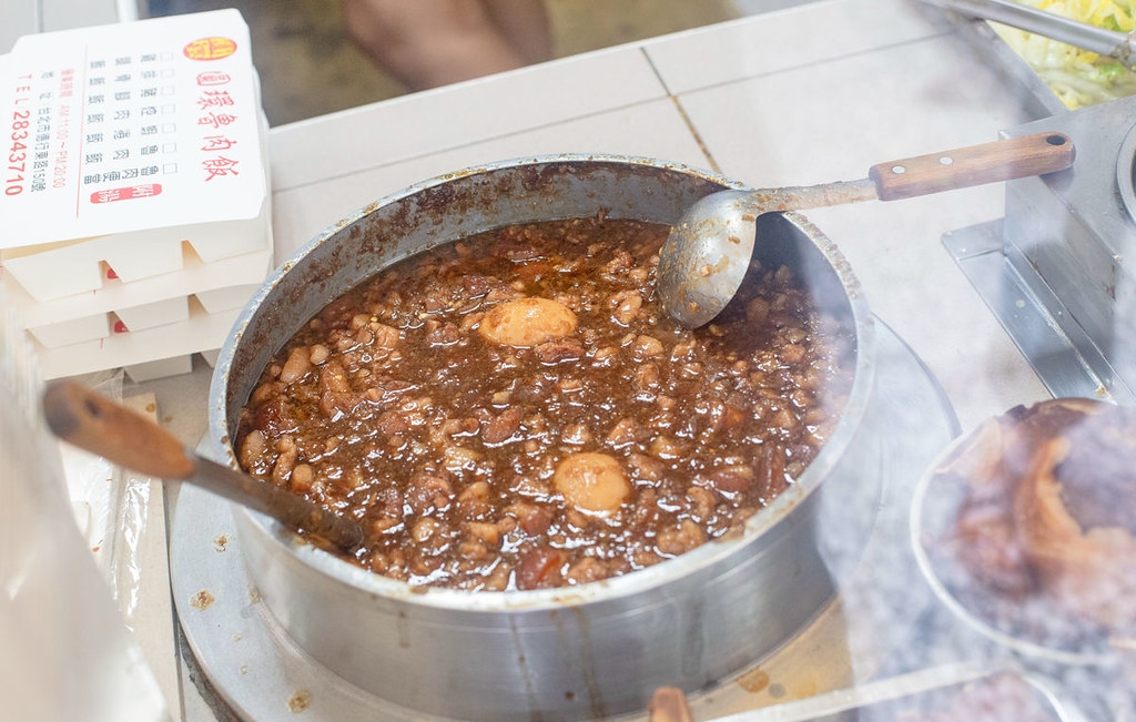 【天母美食】圓環魯肉飯，還沒開店就排隊！近千則評論的在地知名便當推薦(菜單) @趙先生吃飯