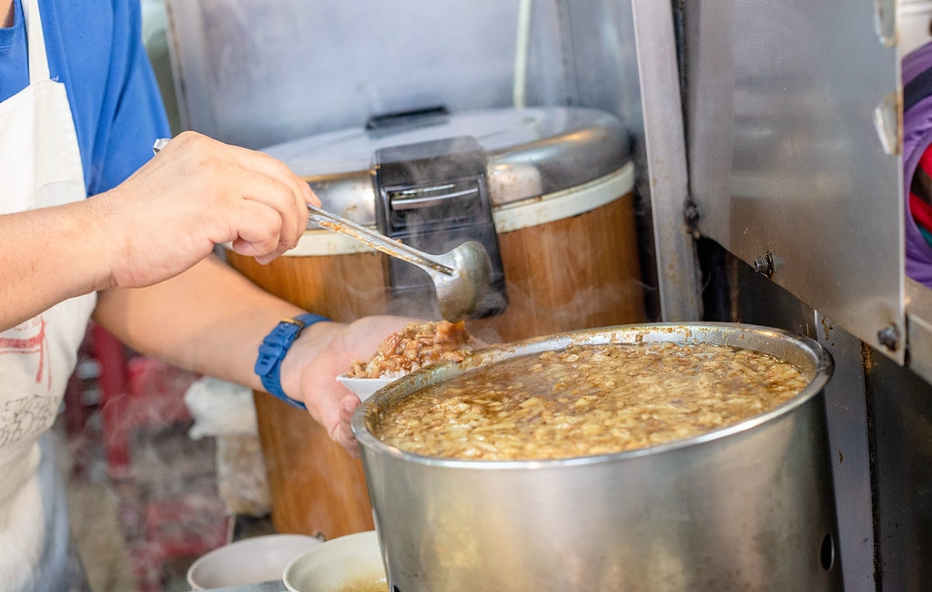 【基隆廟口美食】魯肉飯專家，滷肉飯$35元，狂加滷汁又好吃推薦(菜單) @趙先生吃飯
