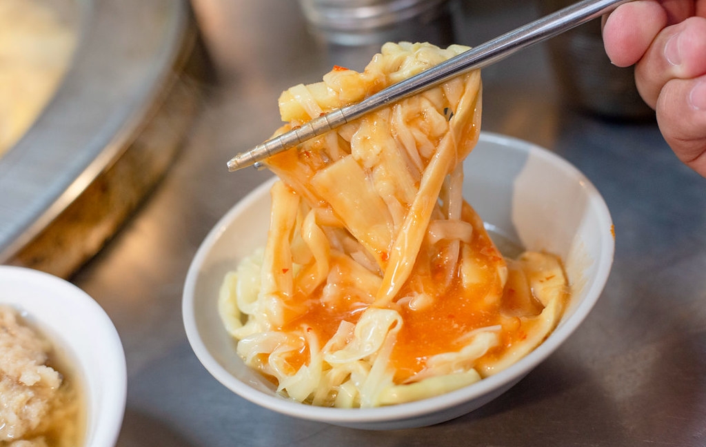 【基隆廟口美食】魯肉飯專家，滷肉飯$35元，狂加滷汁又好吃推薦(菜單) @趙先生吃飯