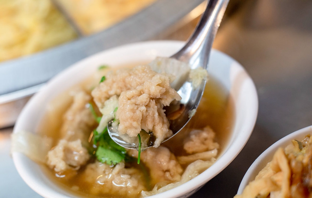 【基隆廟口美食】魯肉飯專家，滷肉飯$35元，狂加滷汁又好吃推薦(菜單) @趙先生吃飯