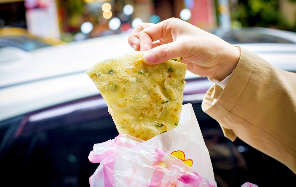【天母美食】忠誠山東蔥油餅，此燈亮有餅傳奇老店，在地人從小吃到大推薦(菜單) @趙先生吃飯