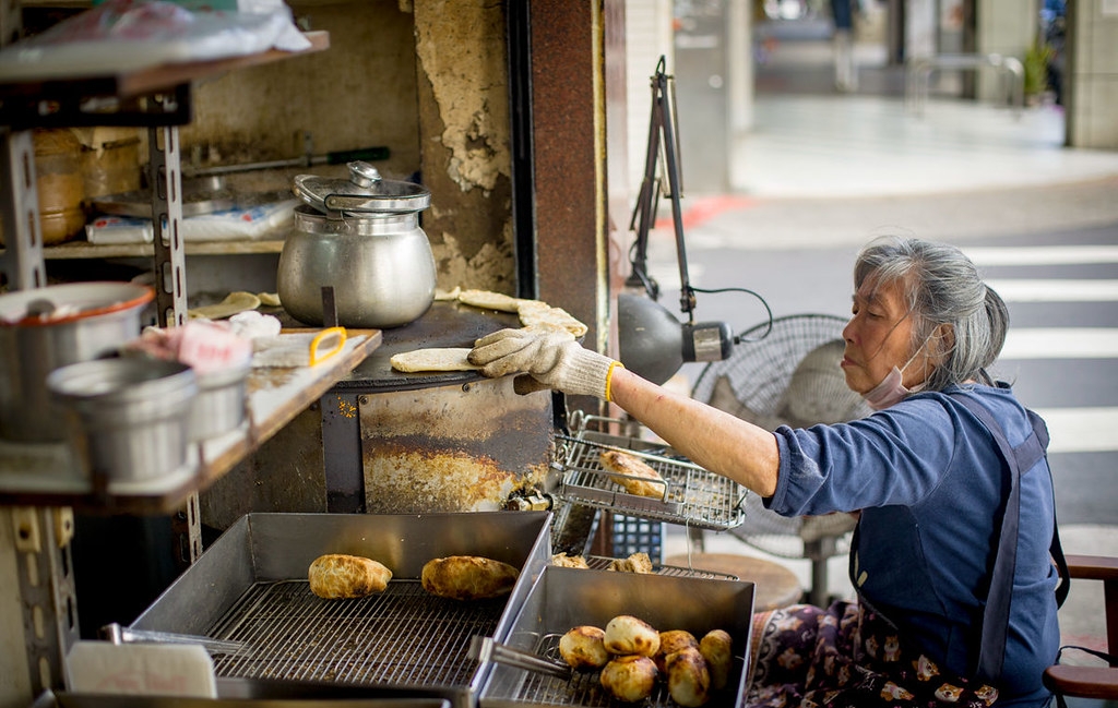 【東門美食】青島豆漿店，爐火炭烤早餐，肉餅、燒餅、韭菜盒噴汁真的厲害(菜單) @趙先生吃飯