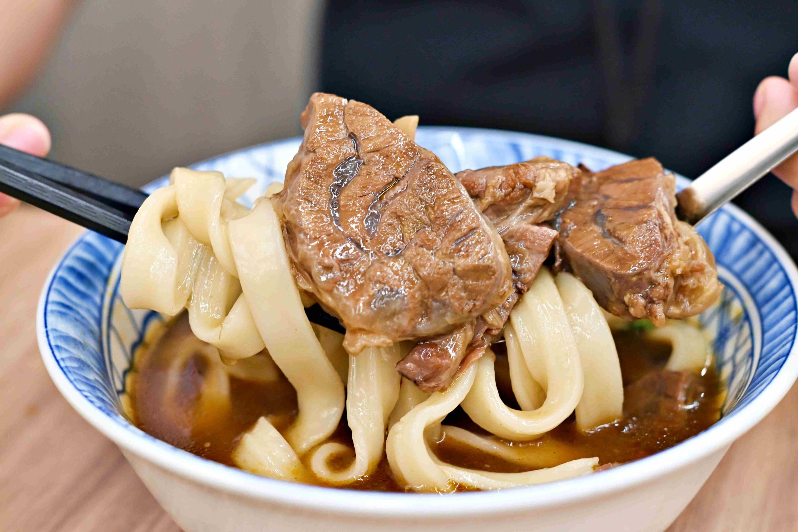 【中永和美食】東引快刀手中和店，乾麵、牛肉麵、控肉飯跟滷味超強推薦(菜單) @趙先生吃飯