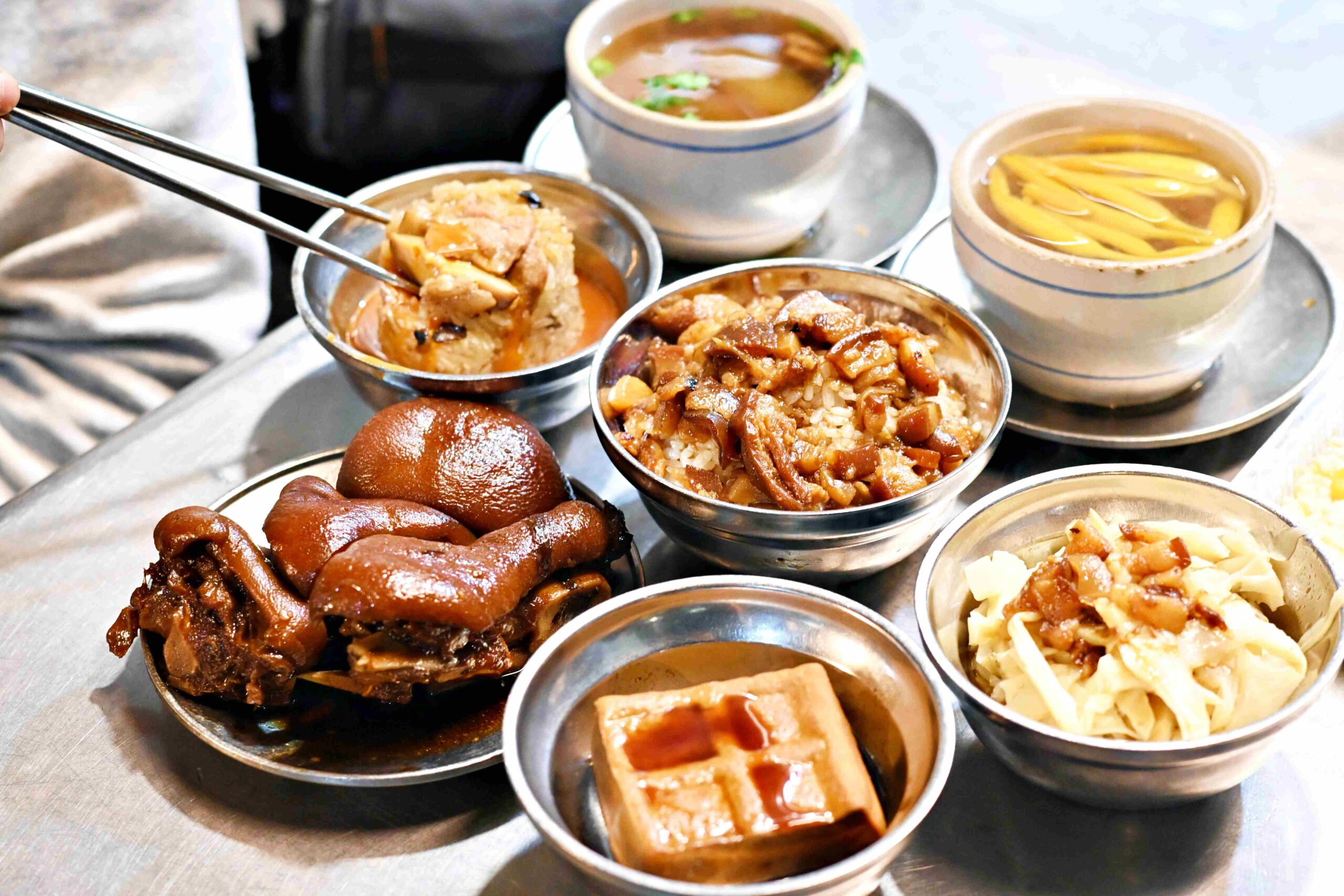 【南機場夜市美食】曉迪筒仔米糕，評價破兩千則！必吃膠質爆棚滷肉飯與 Q 彈豬腳推薦(菜單) @趙先生吃飯