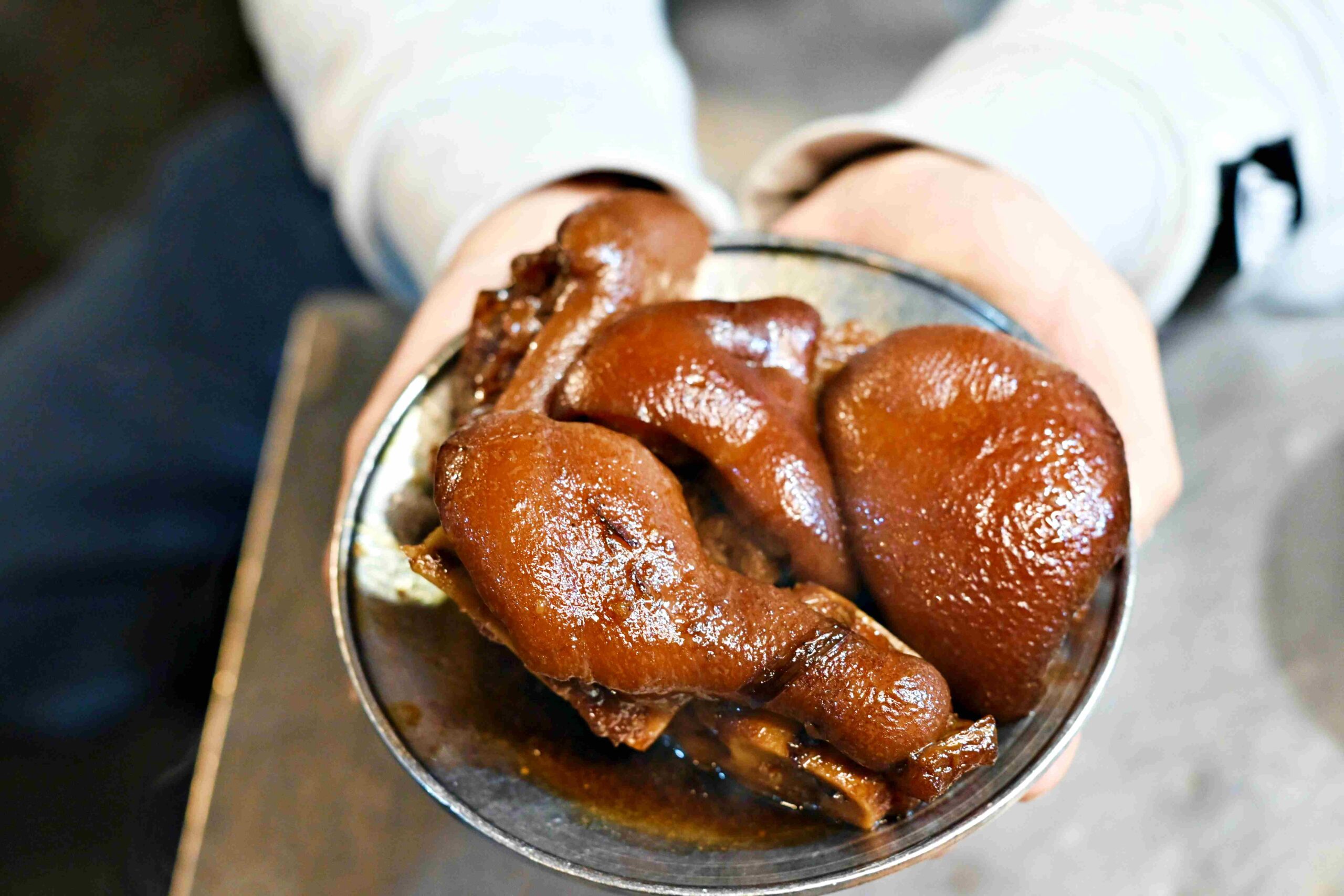 【南機場夜市美食】曉迪筒仔米糕，評價破兩千則！必吃膠質爆棚滷肉飯與 Q 彈豬腳推薦(菜單) @趙先生吃飯