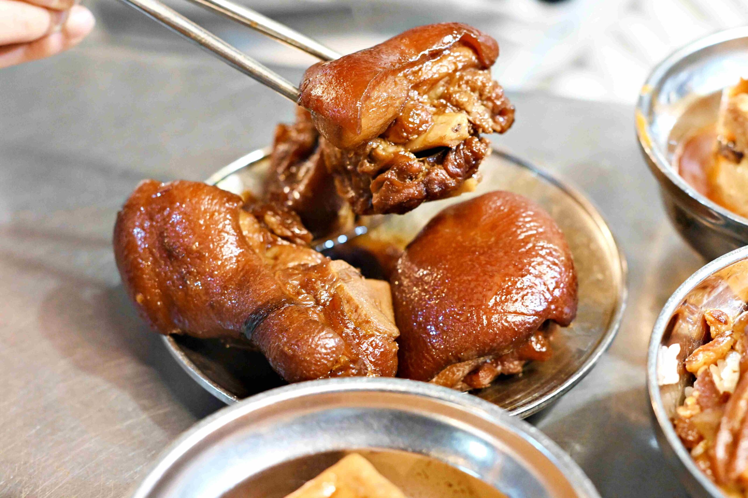 【南機場夜市美食】曉迪筒仔米糕，評價破兩千則！必吃膠質爆棚滷肉飯與 Q 彈豬腳推薦(菜單) @趙先生吃飯