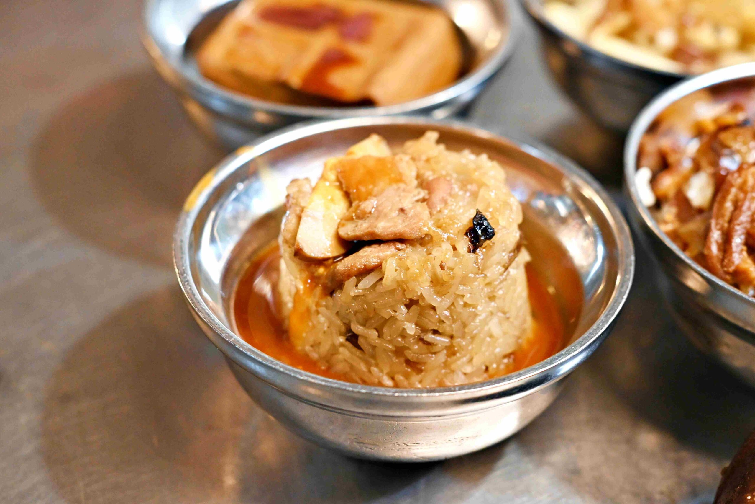 【南機場夜市美食】曉迪筒仔米糕，評價破兩千則！必吃膠質爆棚滷肉飯與 Q 彈豬腳推薦(菜單) @趙先生吃飯