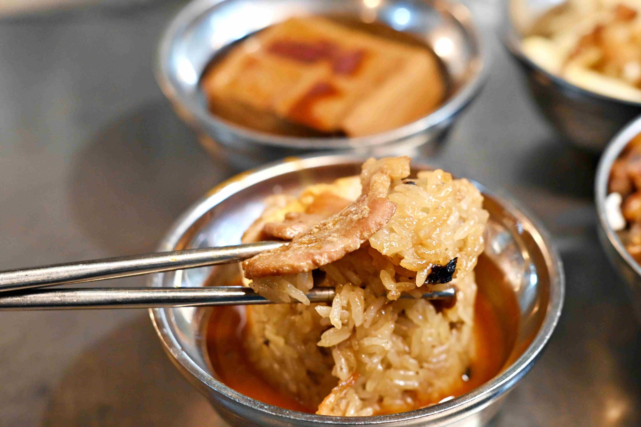 【南機場夜市美食】曉迪筒仔米糕，評價破兩千則！必吃膠質爆棚滷肉飯與 Q 彈豬腳推薦(菜單) @趙先生吃飯