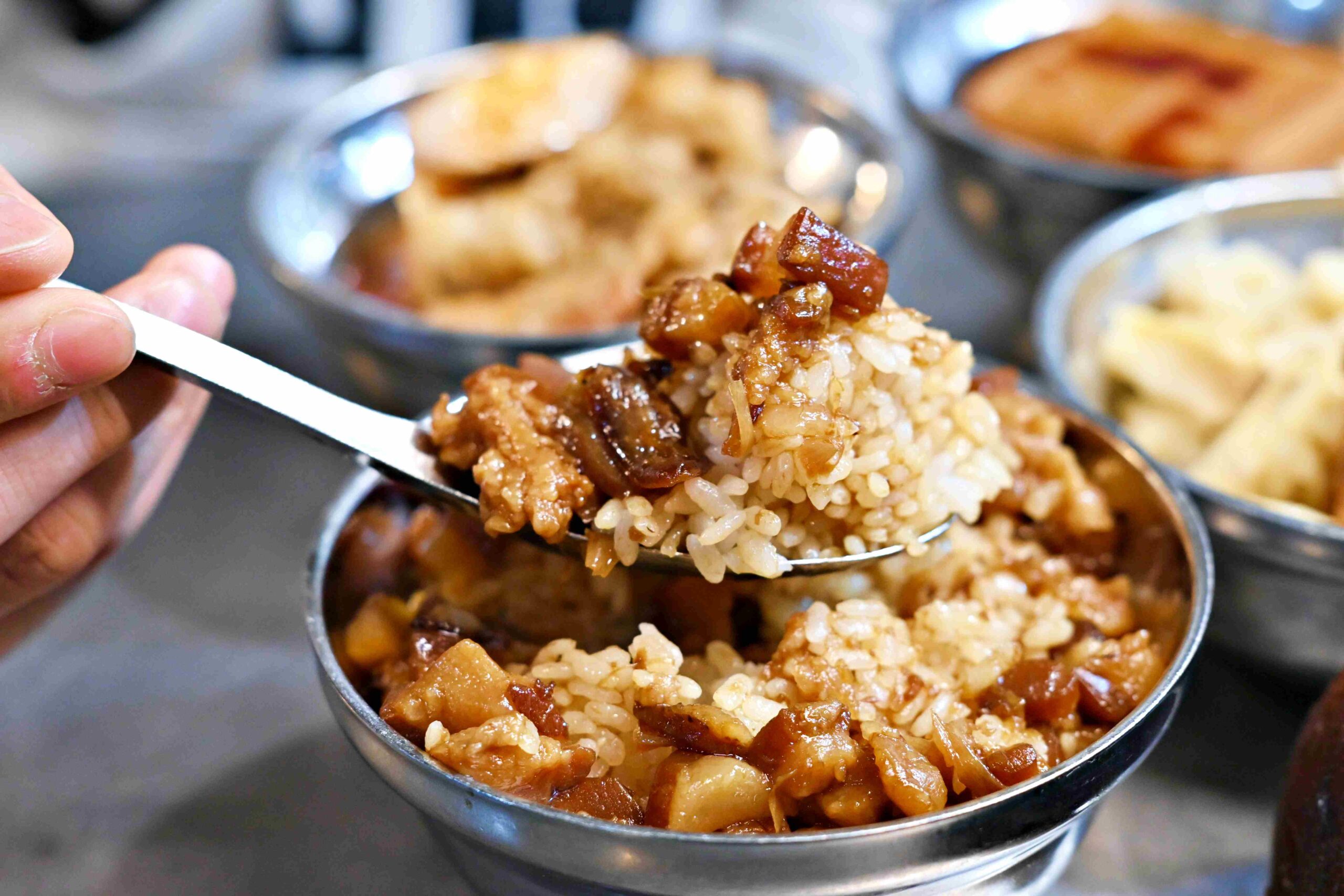 【南機場夜市美食】曉迪筒仔米糕，評價破兩千則！必吃膠質爆棚滷肉飯與 Q 彈豬腳推薦(菜單) @趙先生吃飯