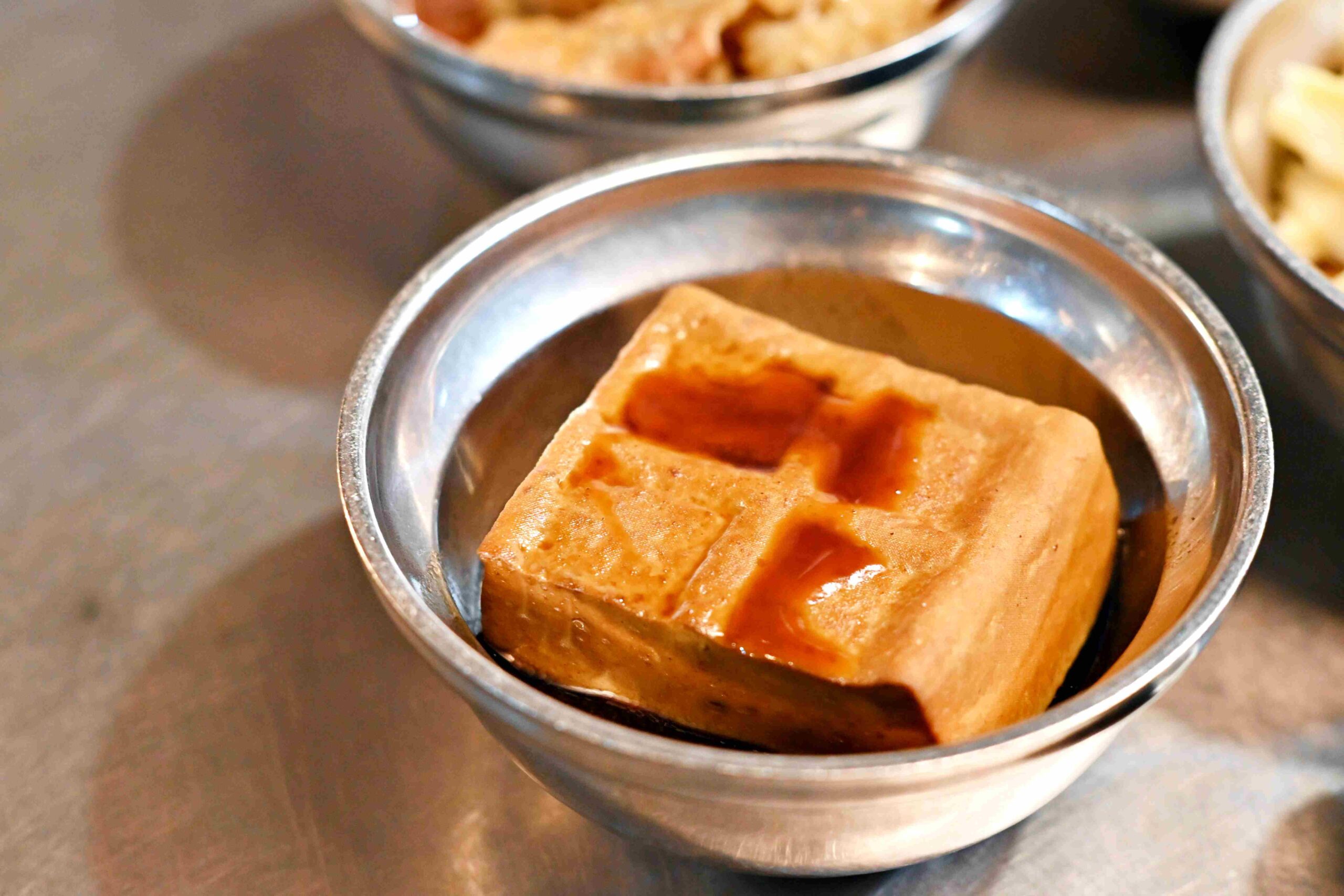 【南機場夜市美食】曉迪筒仔米糕，評價破兩千則！必吃膠質爆棚滷肉飯與 Q 彈豬腳推薦(菜單) @趙先生吃飯