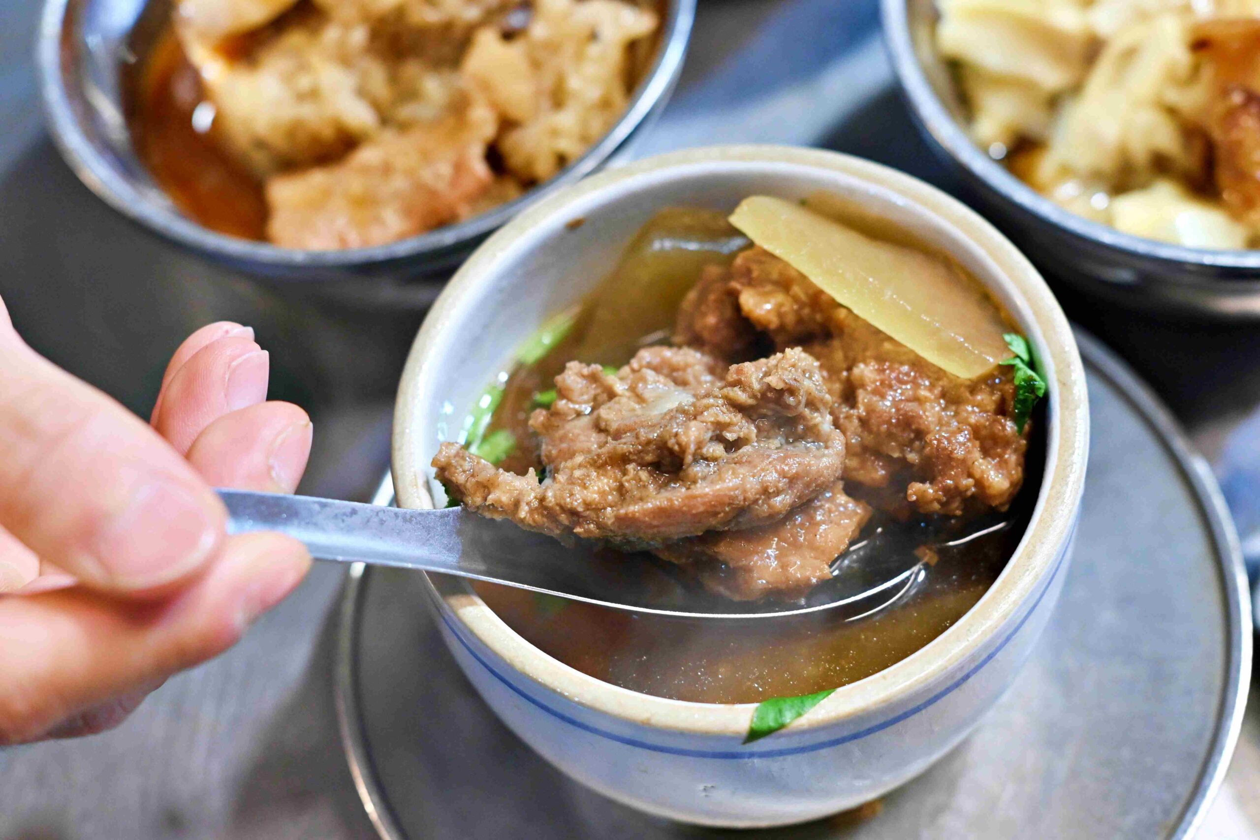 【南機場夜市美食】曉迪筒仔米糕，評價破兩千則！必吃膠質爆棚滷肉飯與 Q 彈豬腳推薦(菜單) @趙先生吃飯