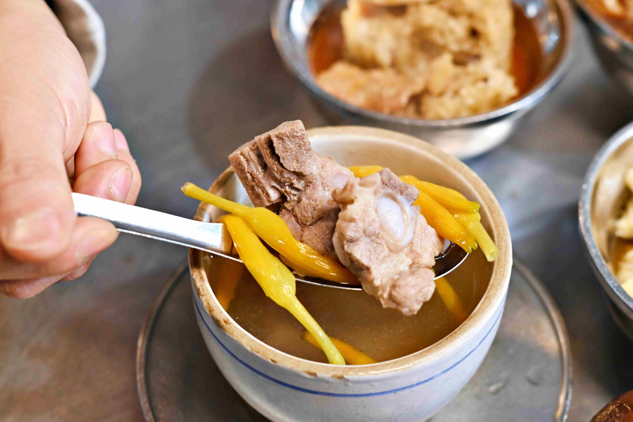 【南機場夜市美食】曉迪筒仔米糕，評價破兩千則！必吃膠質爆棚滷肉飯與 Q 彈豬腳推薦(菜單) @趙先生吃飯