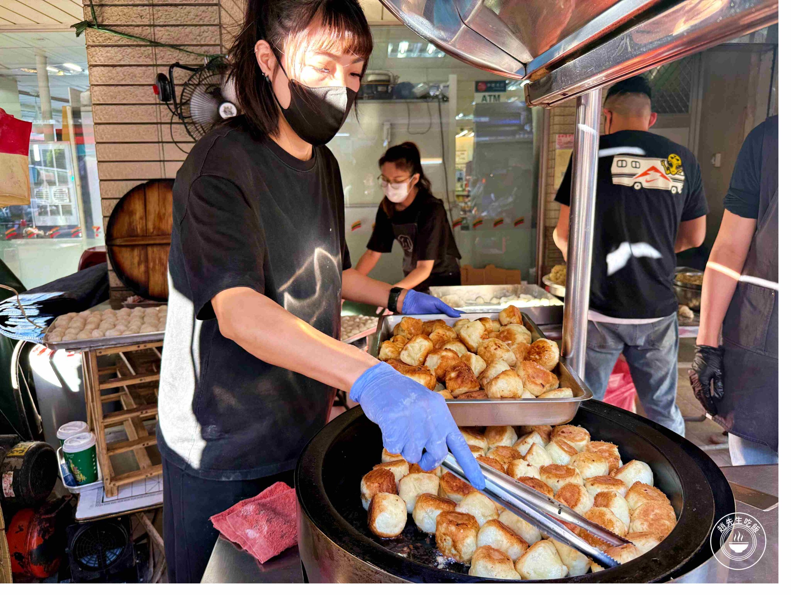 【石牌美食】ㄚ川水煎包，在地人排隊的8元老店，高麗菜蝦米香非常厲害(菜單) @趙先生吃飯