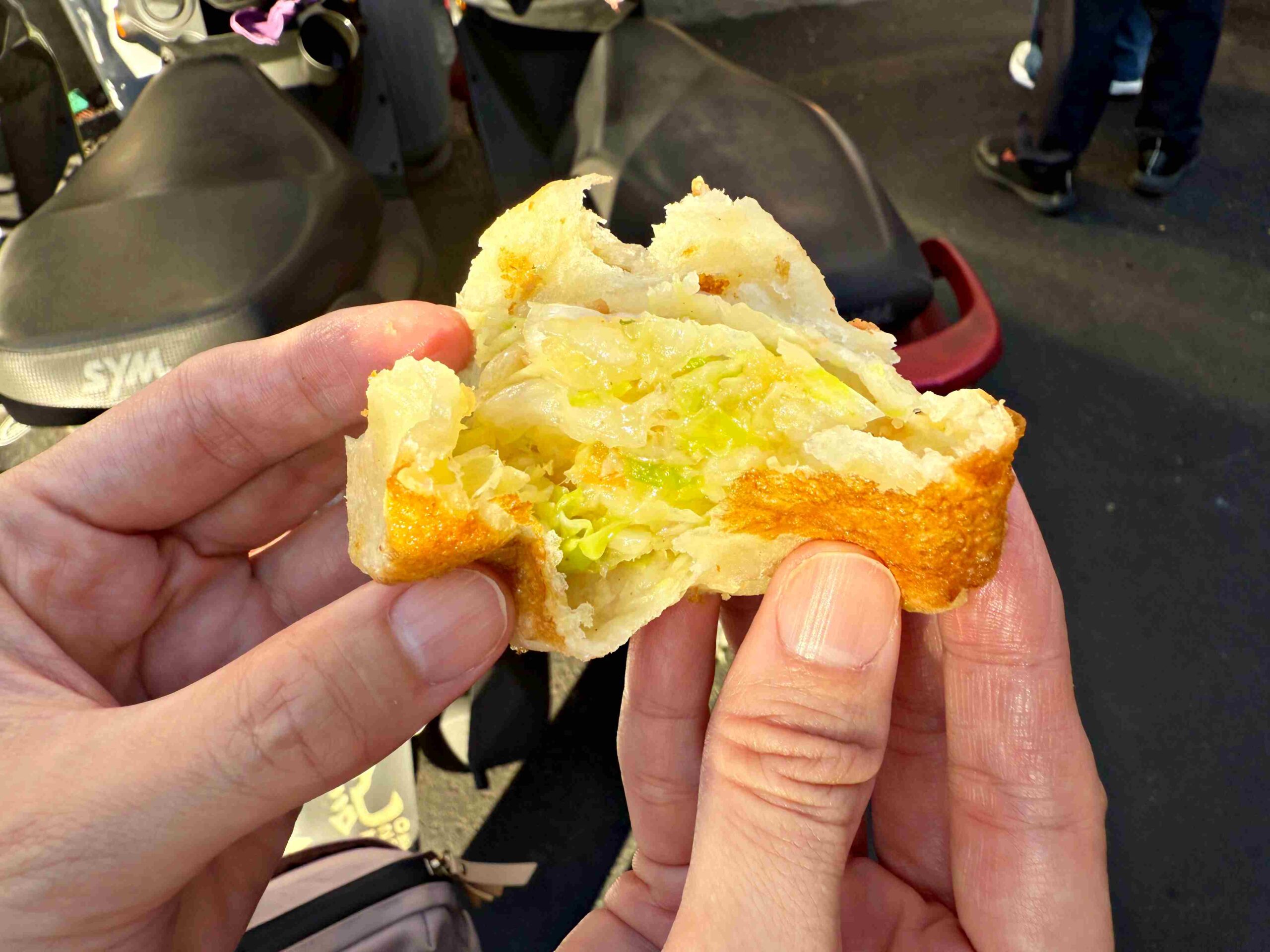 【石牌美食】ㄚ川水煎包，在地人排隊的8元老店，高麗菜蝦米香非常厲害(菜單) @趙先生吃飯