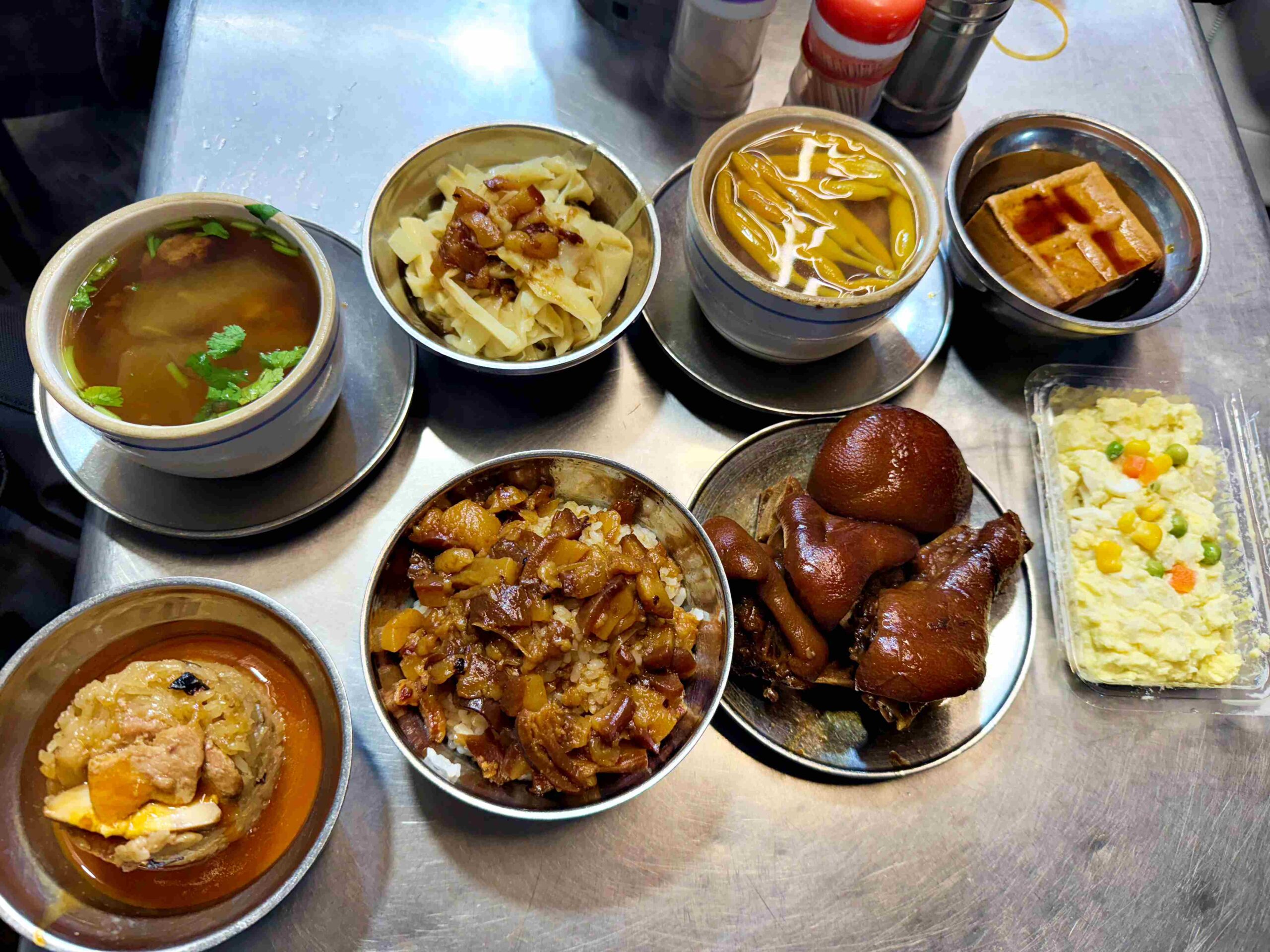 【南機場夜市美食】曉迪筒仔米糕，評價破兩千則！必吃膠質爆棚滷肉飯與 Q 彈豬腳推薦(菜單) @趙先生吃飯