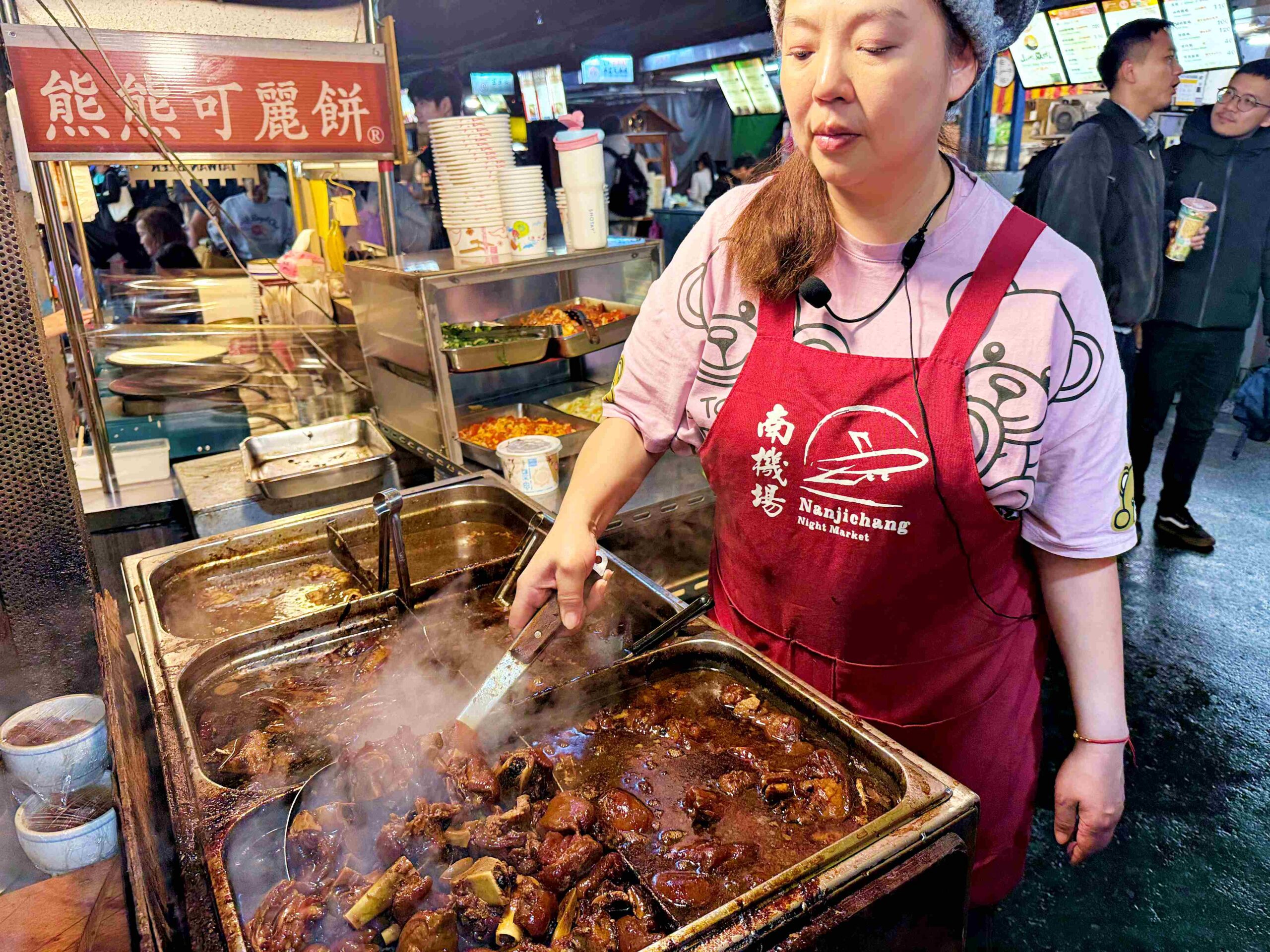 【南機場夜市美食】曉迪筒仔米糕，評價破兩千則！必吃膠質爆棚滷肉飯與 Q 彈豬腳推薦(菜單) @趙先生吃飯