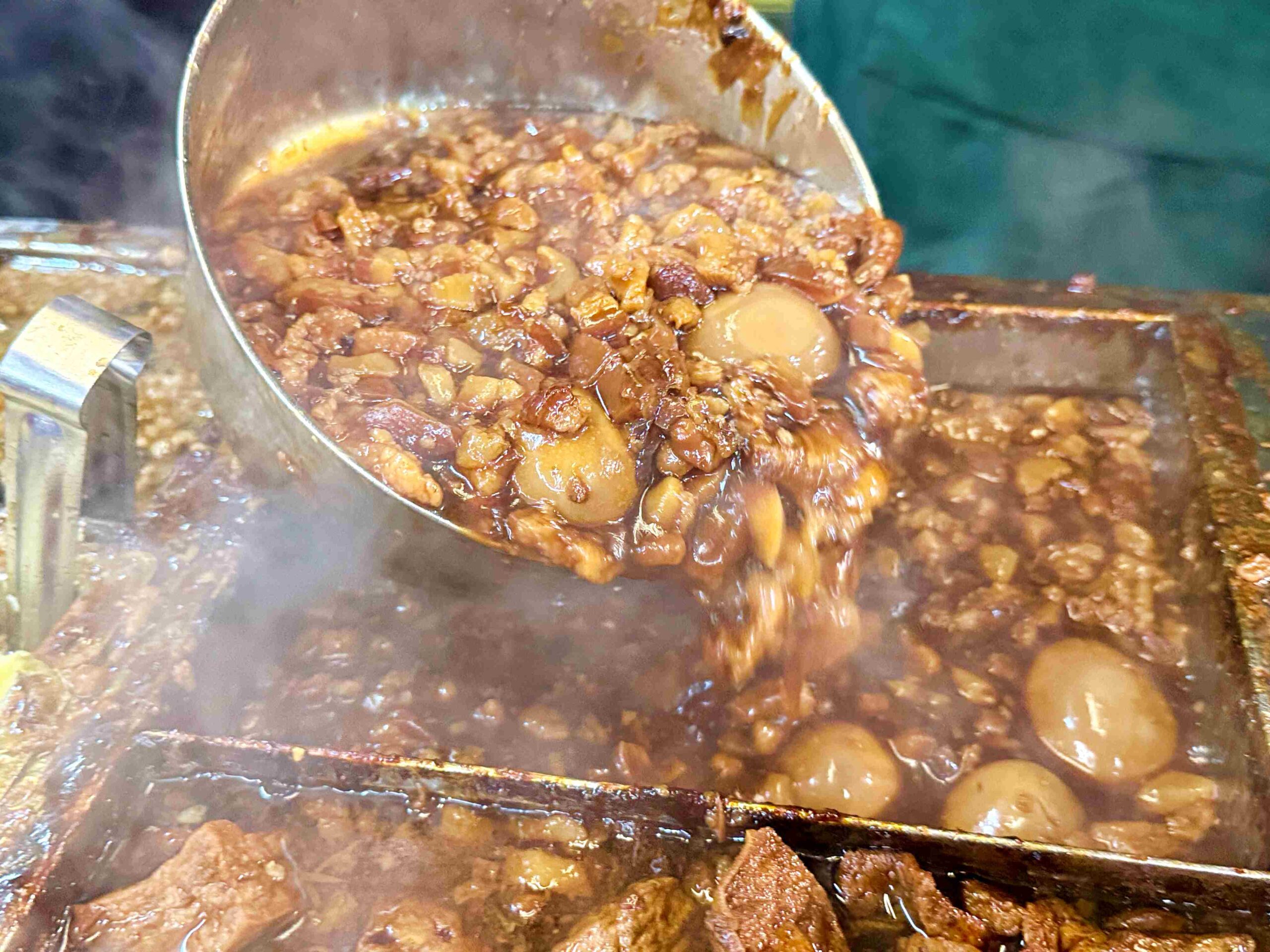 【南機場夜市美食】曉迪筒仔米糕，評價破兩千則！必吃膠質爆棚滷肉飯與 Q 彈豬腳推薦(菜單) @趙先生吃飯