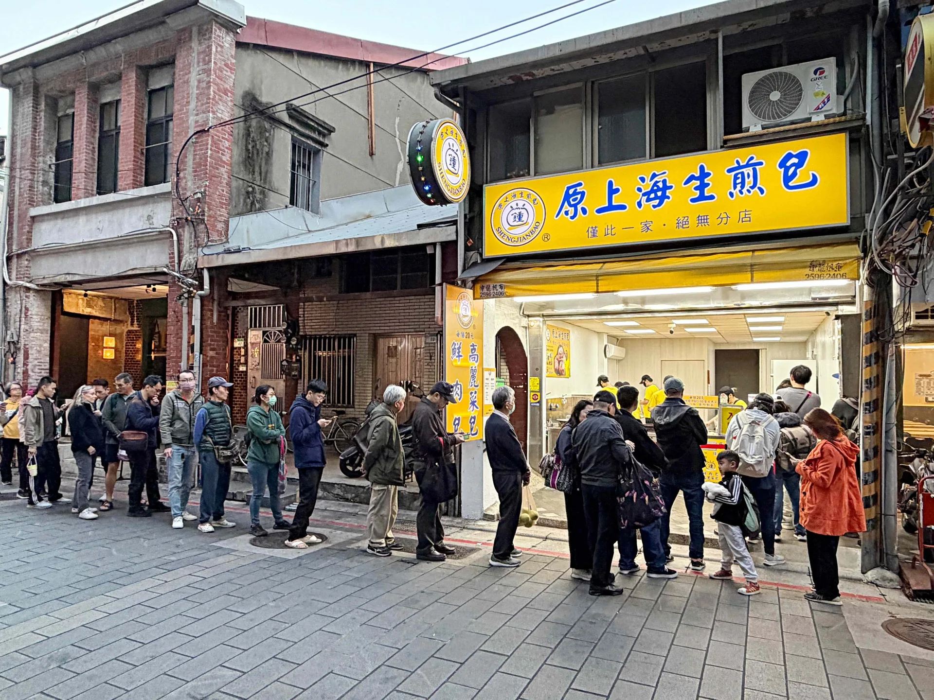 【士林夜市美食】鍾家原上海生煎包，米其林認證，現包現煎口感超無敵推薦(菜單) @趙先生吃飯